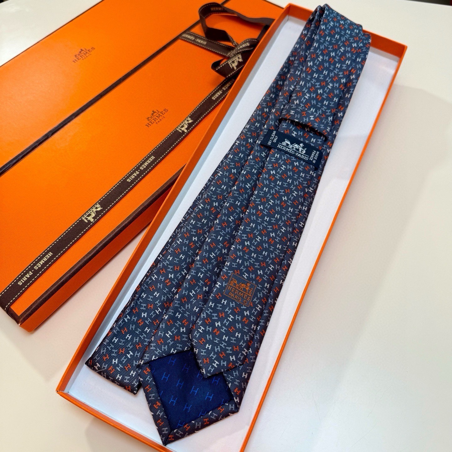 🌾男士新款领带系列【H彩色字母领带】👔👔，稀有H家每年都有一千条不同印花的领带面世，从最初的多以几何图案