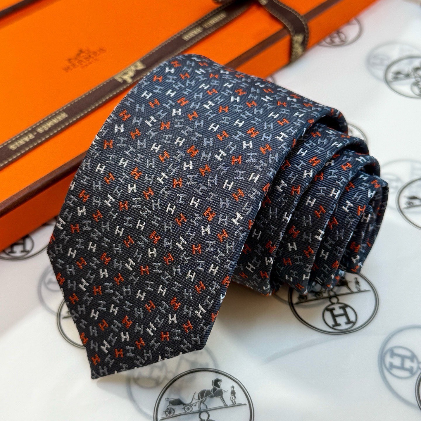 🌾男士新款领带系列【H彩色字母领带】👔👔，稀有H家每年都有一千条不同印花的领带面世，从最初的多以几何图案
