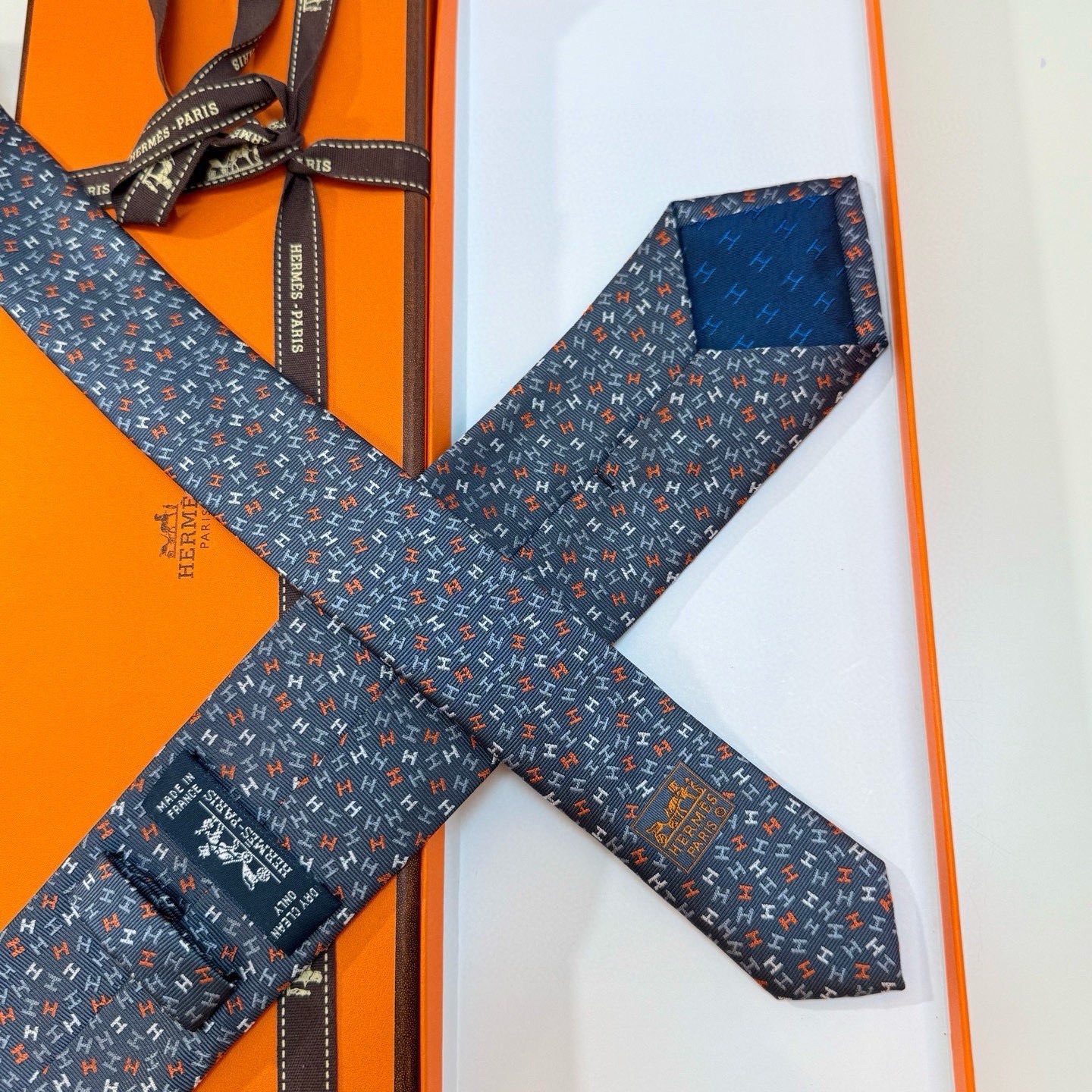 🌾男士新款领带系列【H彩色字母领带】👔👔，稀有H家每年都有一千条不同印花的领带面世，从最初的多以几何图案