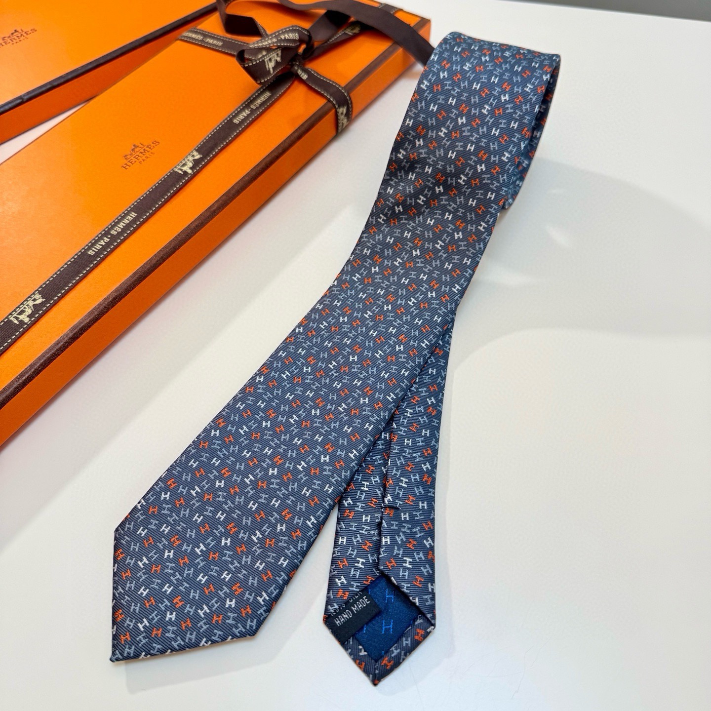 🌾男士新款领带系列【H彩色字母领带】👔👔，稀有H家每年都有一千条不同印花的领带面世，从最初的多以几何图案