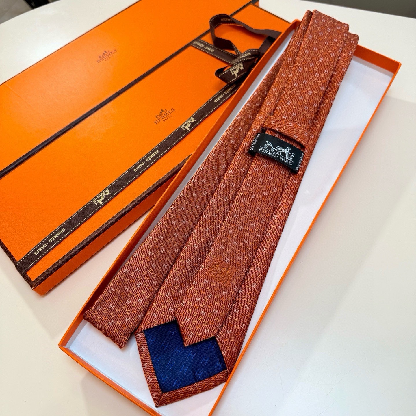 🌾男士新款领带系列【H彩色字母领带】👔👔，稀有H家每年都有一千条不同印花的领带面世，从最初的多以几何图案