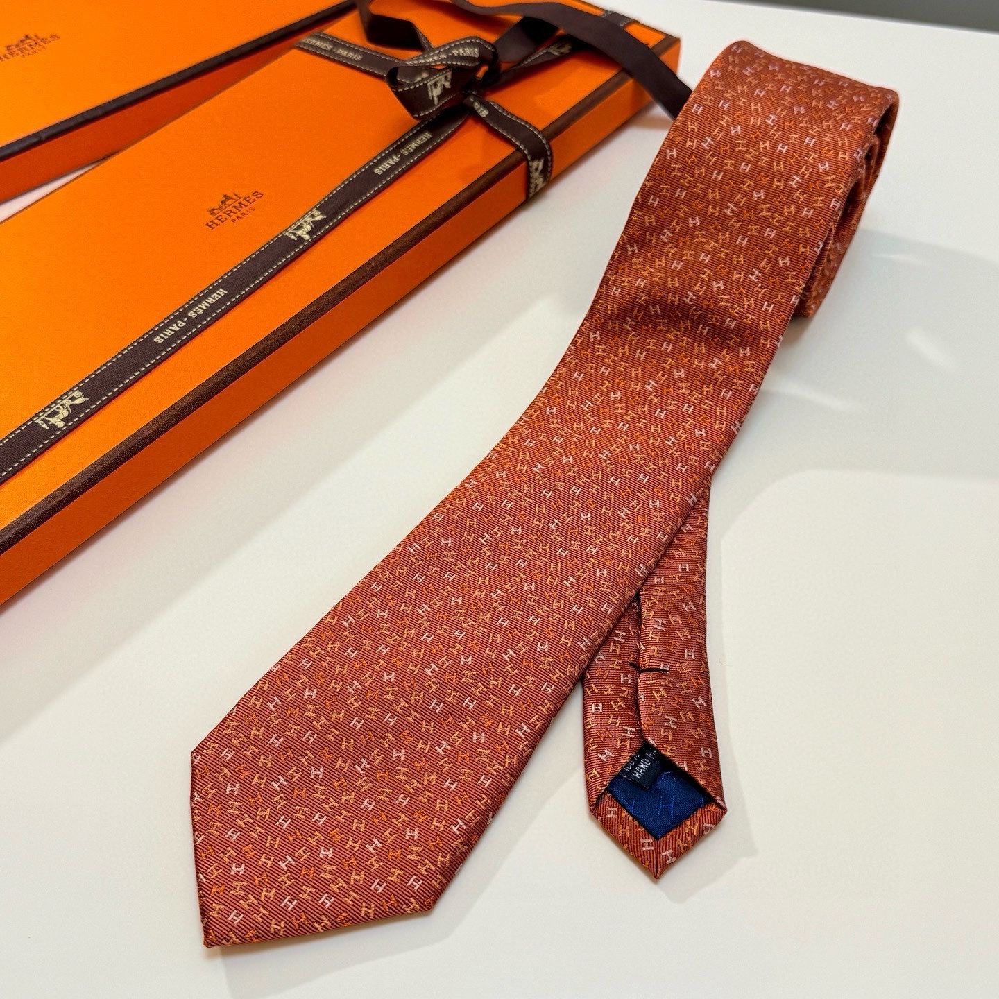 🌾男士新款领带系列【H彩色字母领带】👔👔，稀有H家每年都有一千条不同印花的领带面世，从最初的多以几何图案