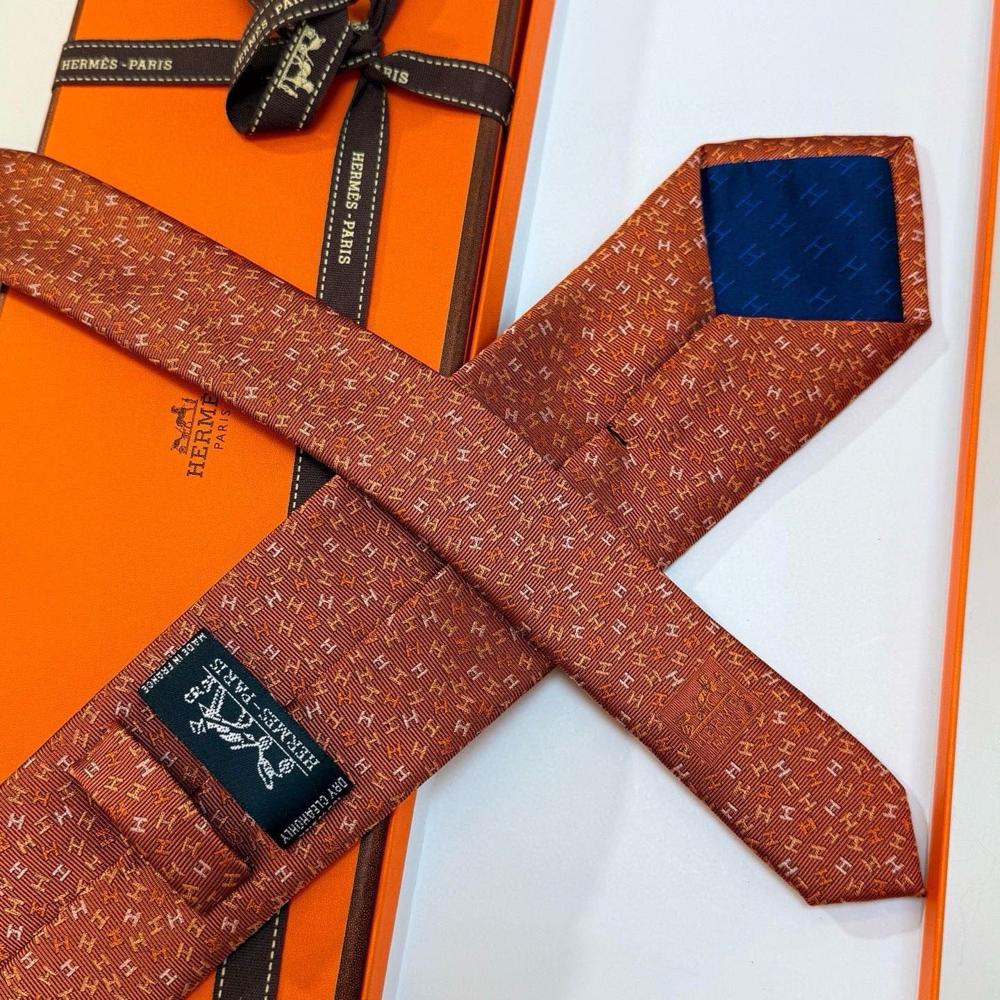 🌾男士新款领带系列【H彩色字母领带】👔👔，稀有H家每年都有一千条不同印花的领带面世，从最初的多以几何图案