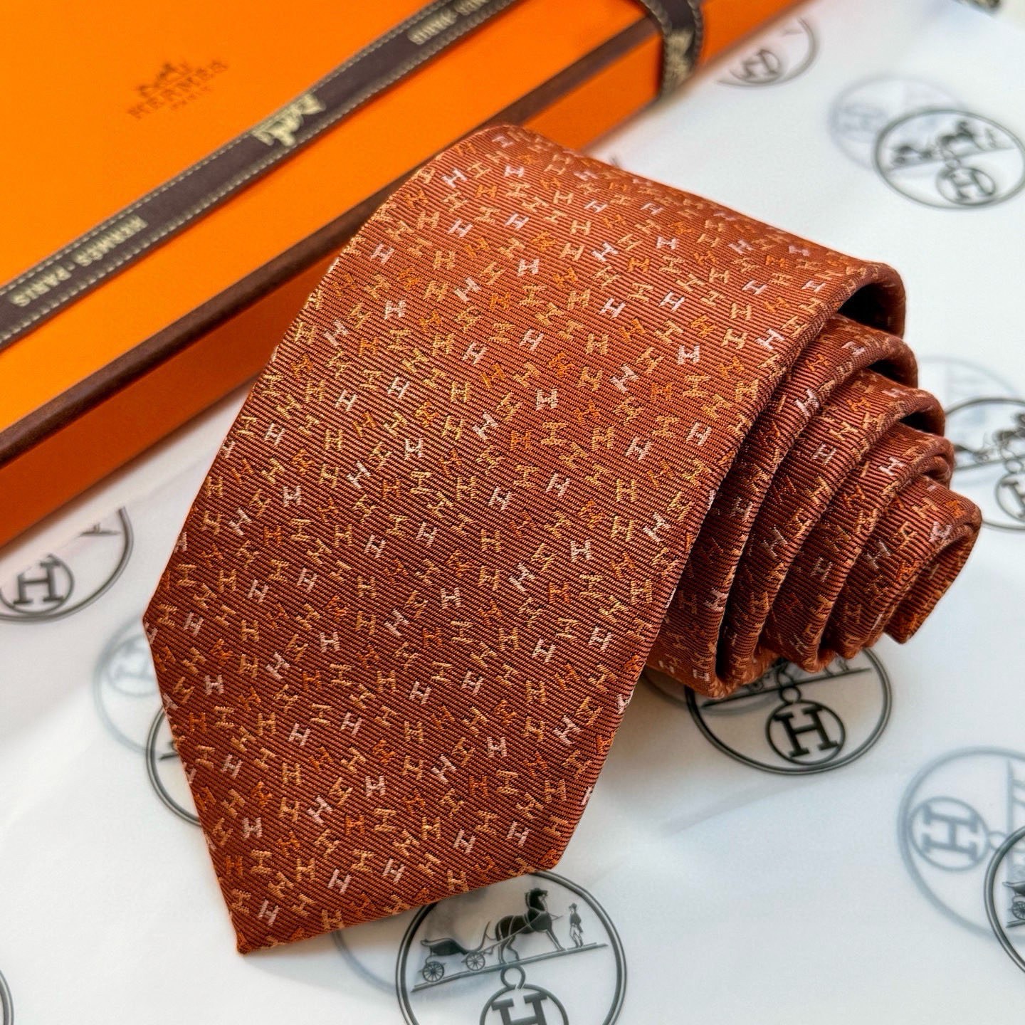 🌾男士新款领带系列【H彩色字母领带】👔👔，稀有H家每年都有一千条不同印花的领带面世，从最初的多以几何图案