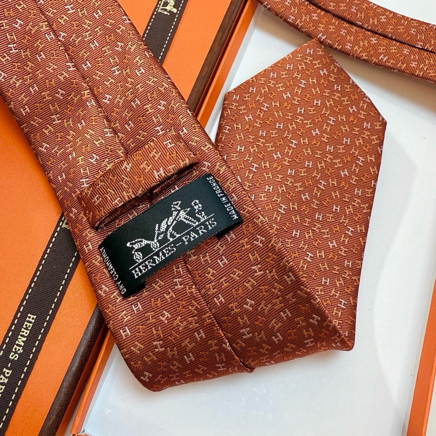 🌾男士新款领带系列【H彩色字母领带】👔👔，稀有H家每年都有一千条不同印花的领带面世，从最初的多以几何图案