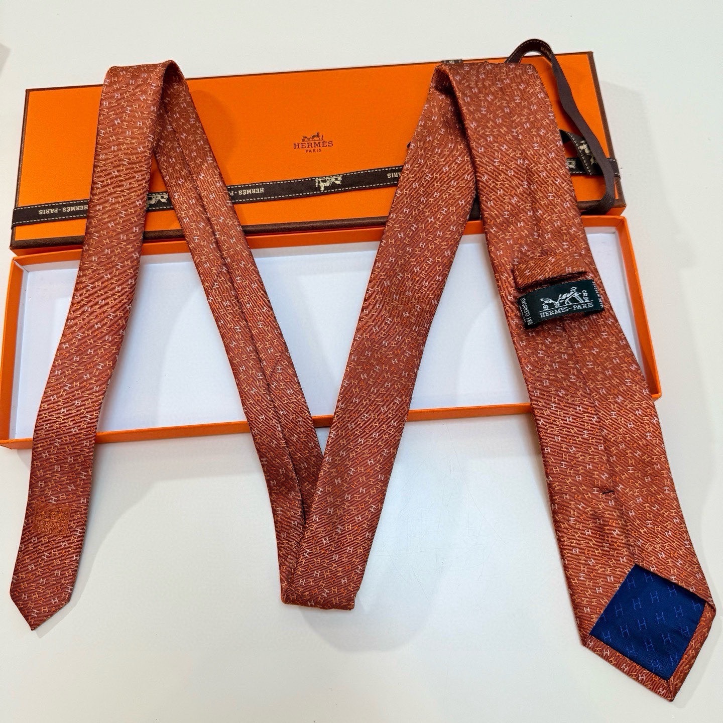 🌾男士新款领带系列【H彩色字母领带】👔👔，稀有H家每年都有一千条不同印花的领带面世，从最初的多以几何图案