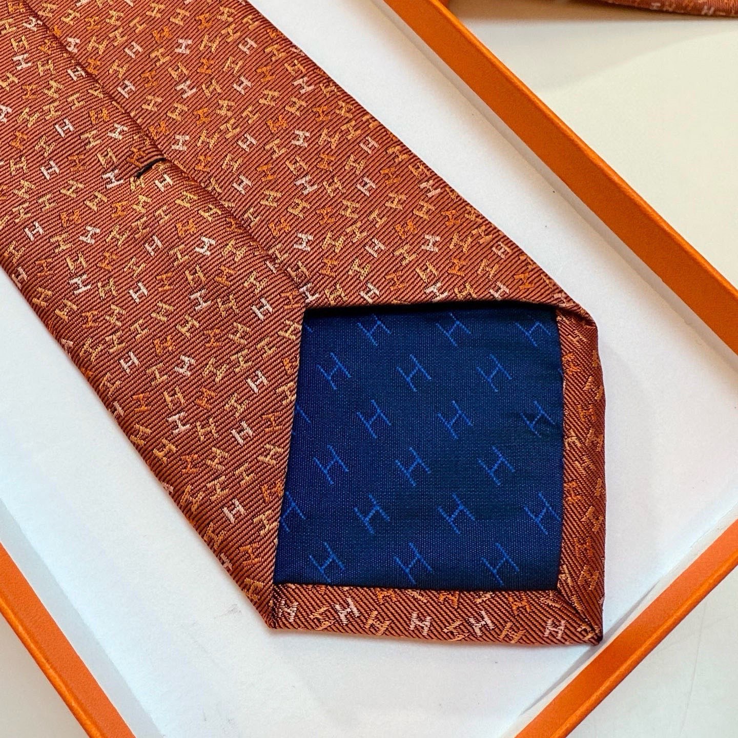 🌾男士新款领带系列【H彩色字母领带】👔👔，稀有H家每年都有一千条不同印花的领带面世，从最初的多以几何图案