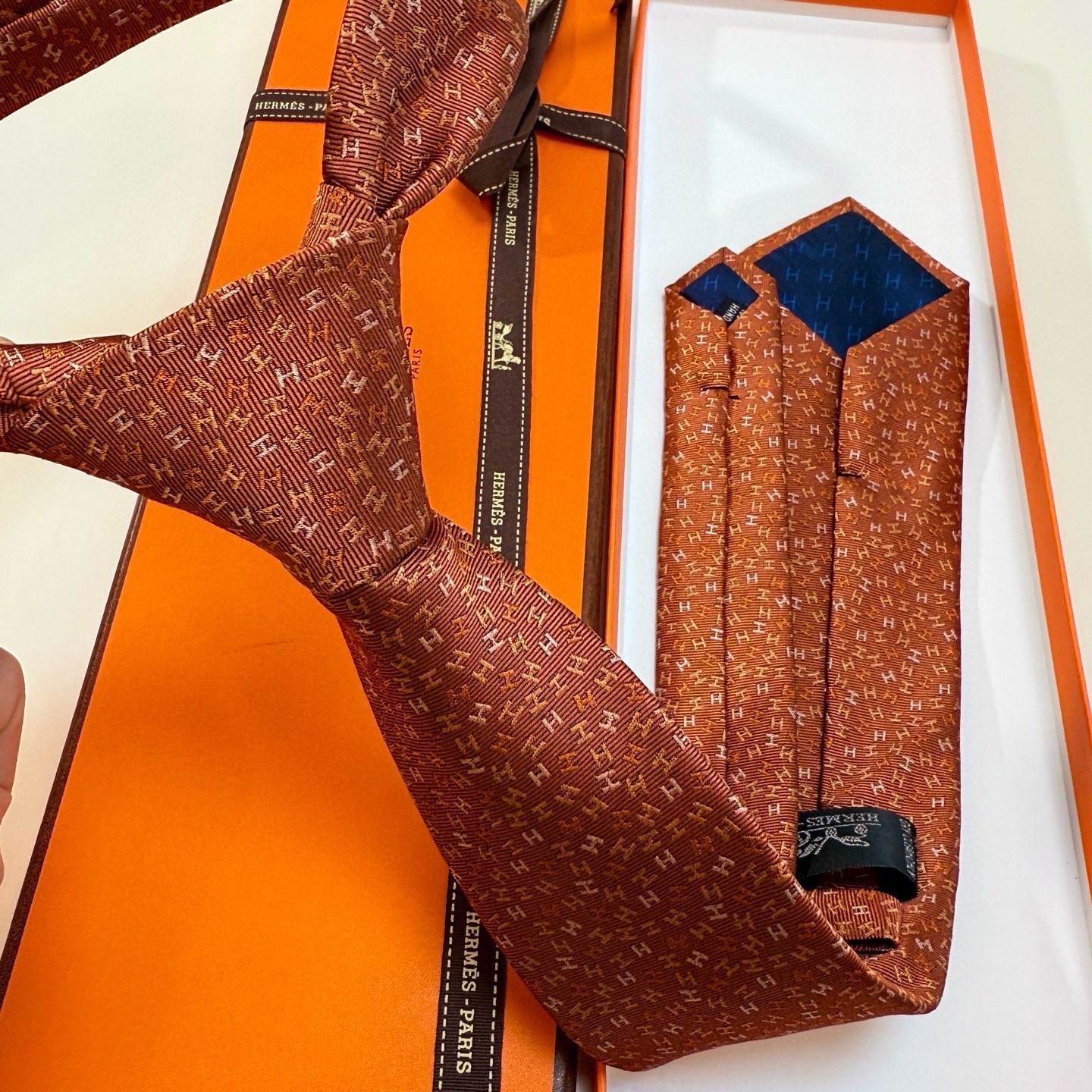 🌾男士新款领带系列【H彩色字母领带】👔👔，稀有H家每年都有一千条不同印花的领带面世，从最初的多以几何图案