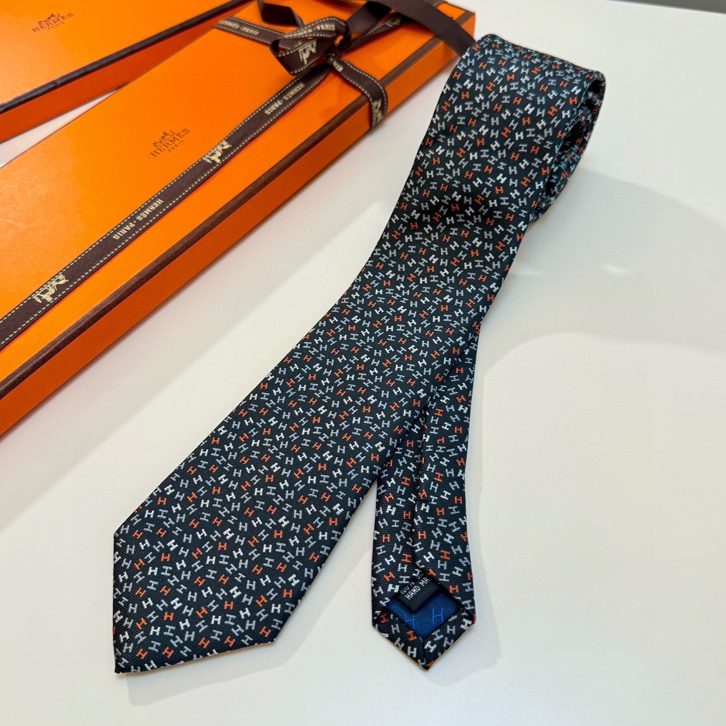 🌾男士新款领带系列【H彩色字母领带】👔👔，稀有H家每年都有一千条不同印花的领带面世，从最初的多以几何图案