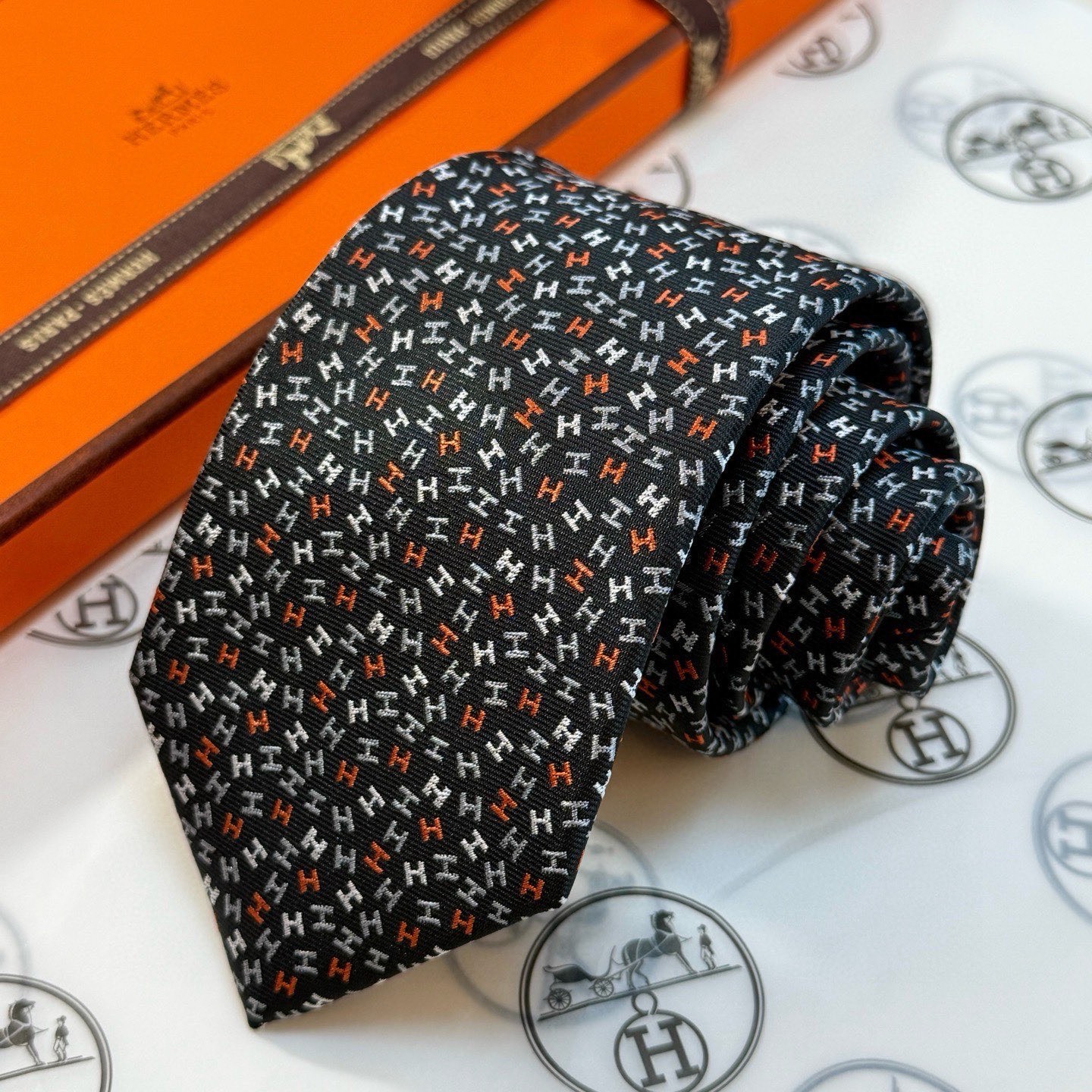 🌾男士新款领带系列【H彩色字母领带】👔👔，稀有H家每年都有一千条不同印花的领带面世，从最初的多以几何图案