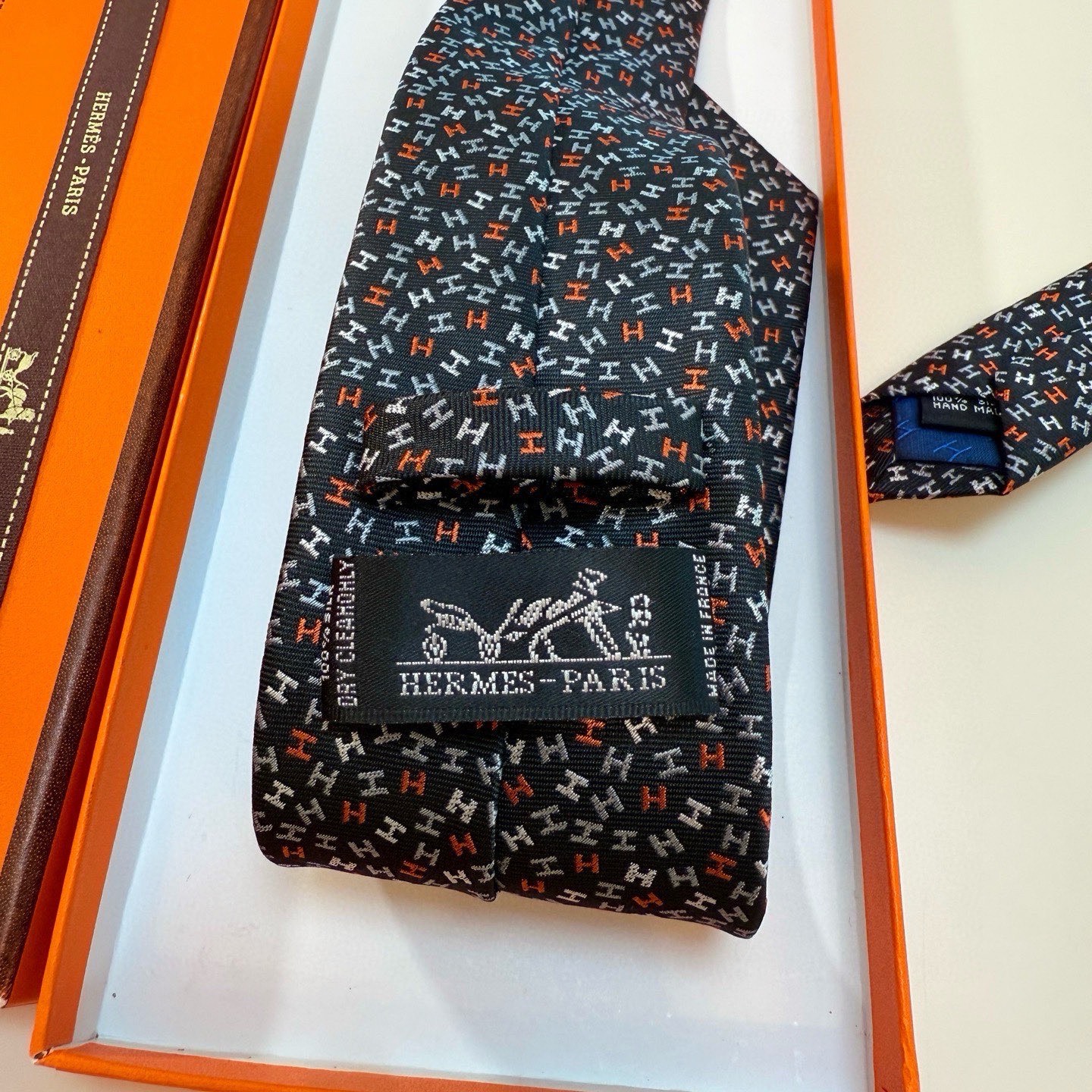 🌾男士新款领带系列【H彩色字母领带】👔👔，稀有H家每年都有一千条不同印花的领带面世，从最初的多以几何图案