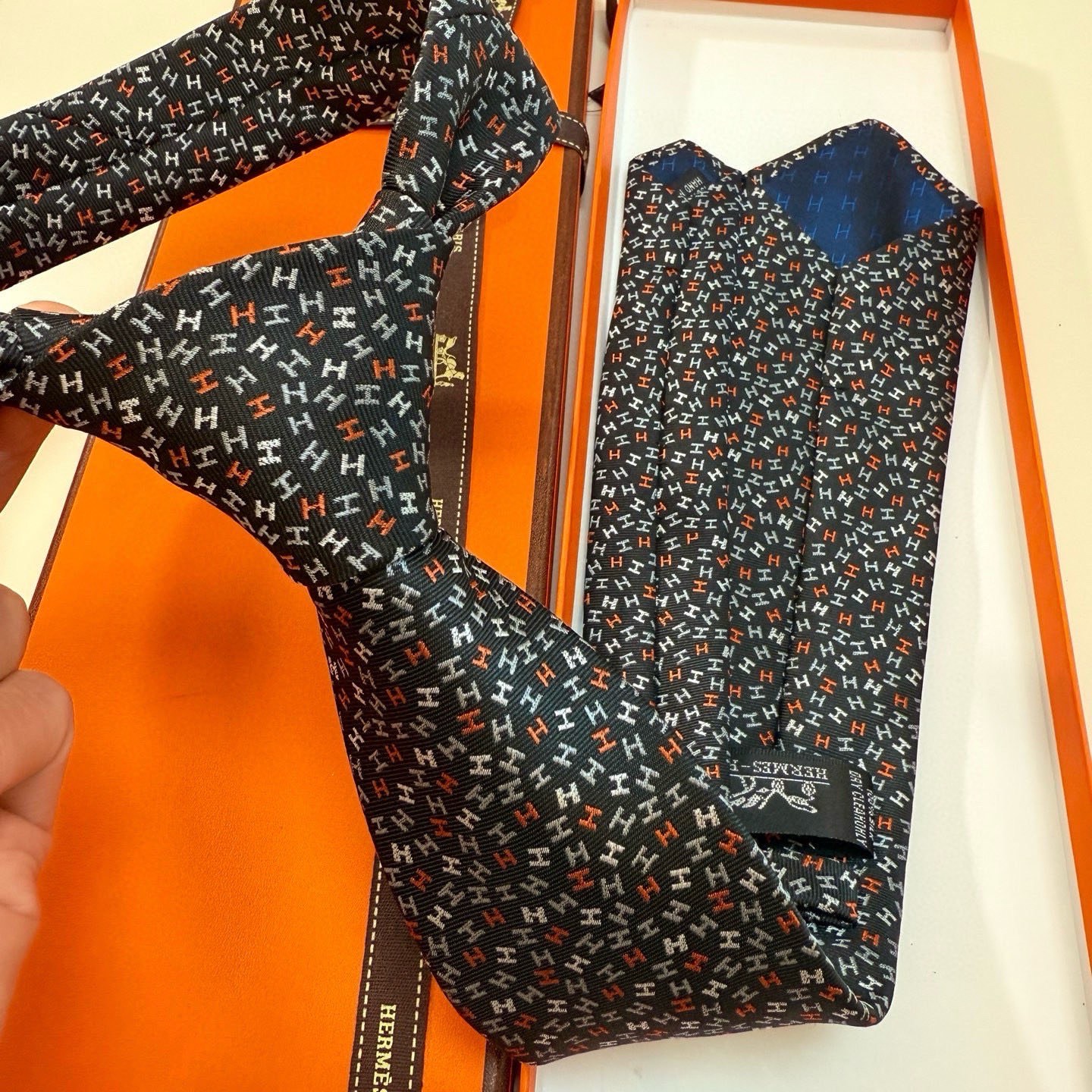 🌾男士新款领带系列【H彩色字母领带】👔👔，稀有H家每年都有一千条不同印花的领带面世，从最初的多以几何图案