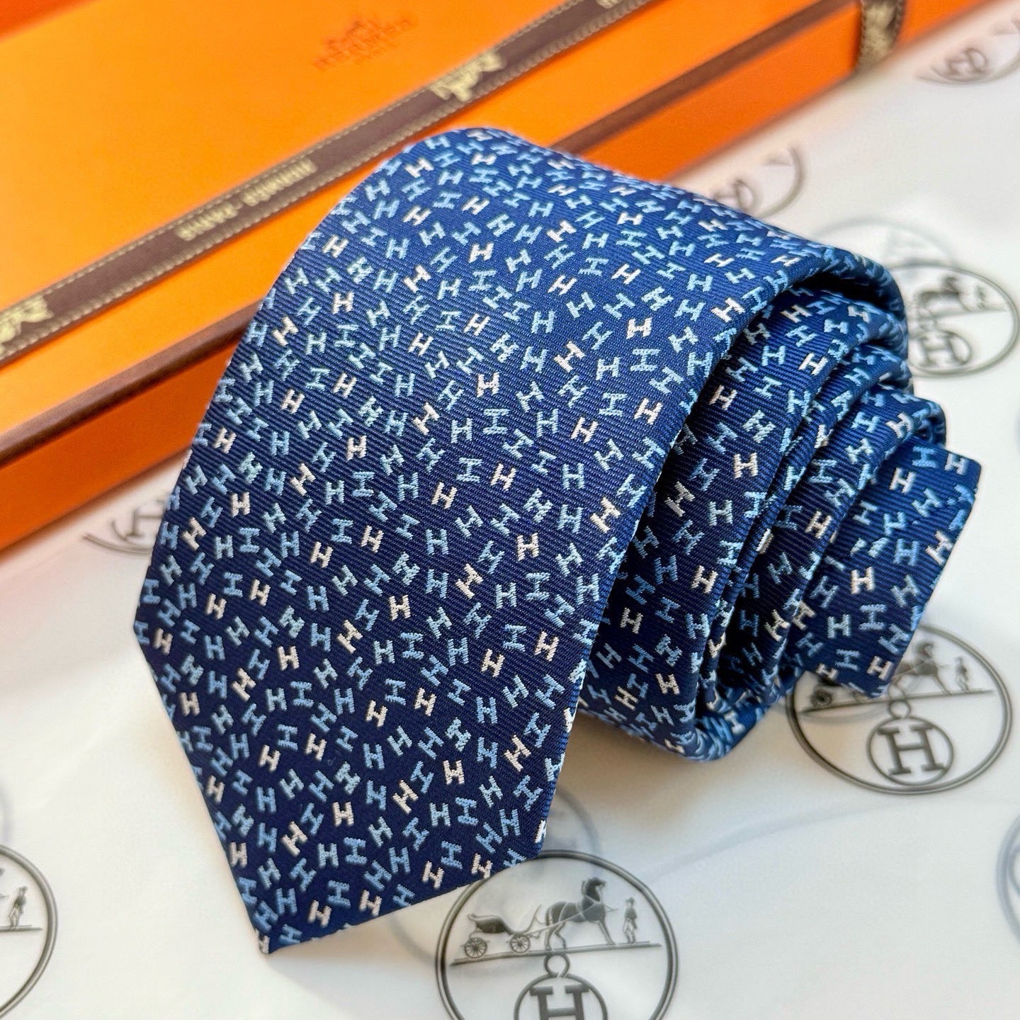 🌾男士新款领带系列【H彩色字母领带】👔👔，稀有H家每年都有一千条不同印花的领带面世，从最初的多以几何图案