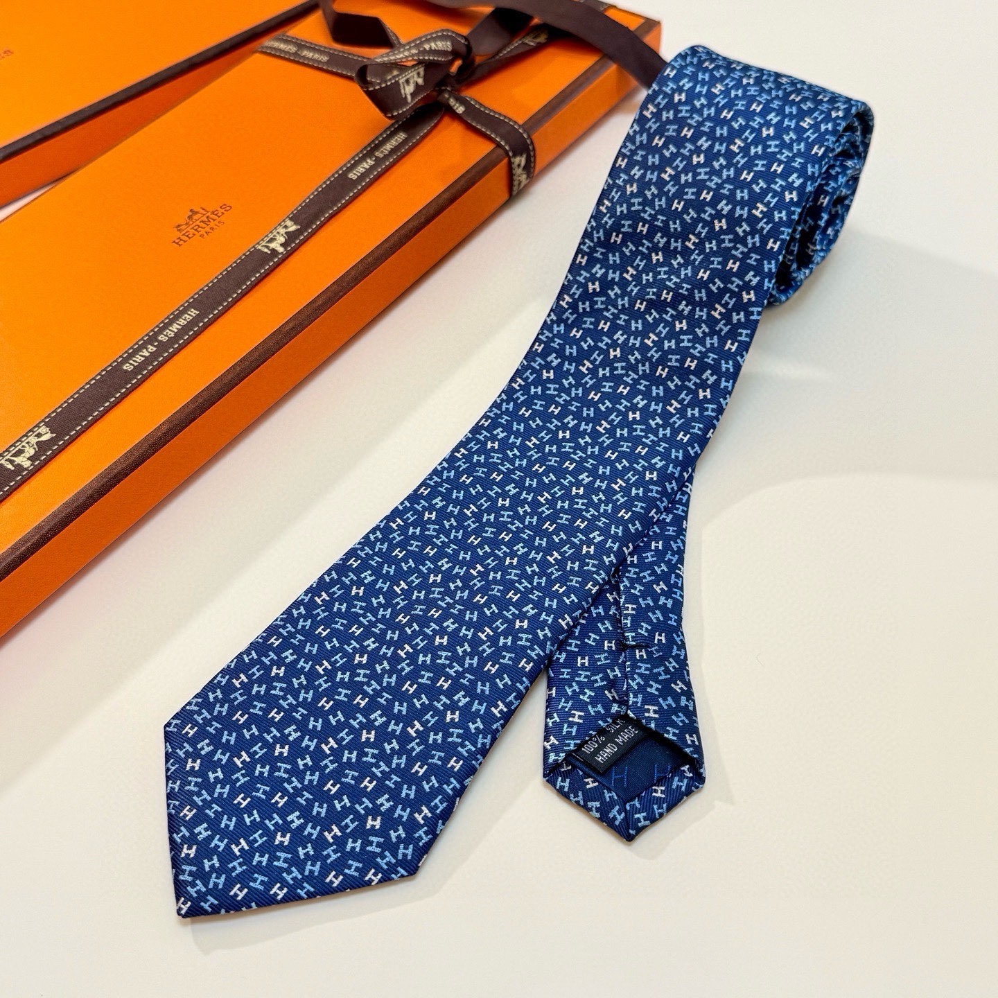 🌾男士新款领带系列【H彩色字母领带】👔👔，稀有H家每年都有一千条不同印花的领带面世，从最初的多以几何图案
