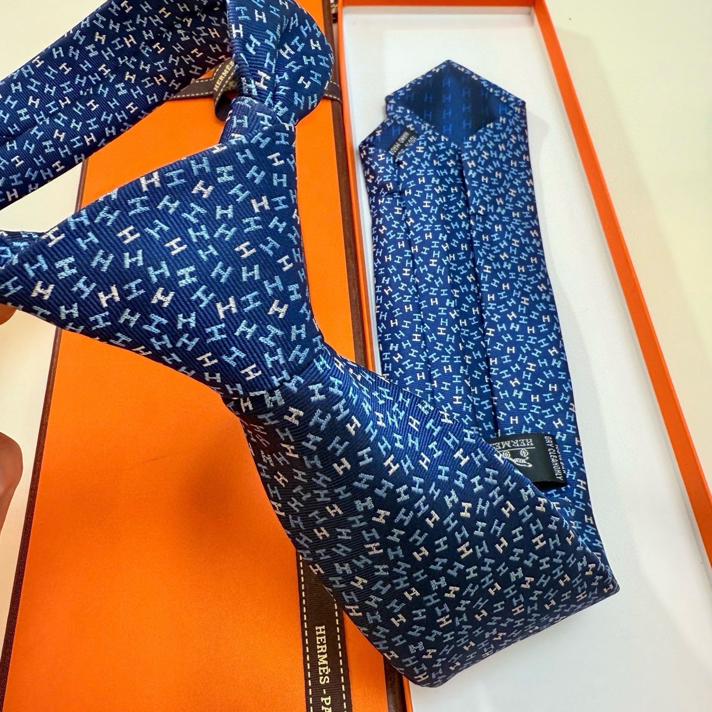 🌾男士新款领带系列【H彩色字母领带】👔👔，稀有H家每年都有一千条不同印花的领带面世，从最初的多以几何图案