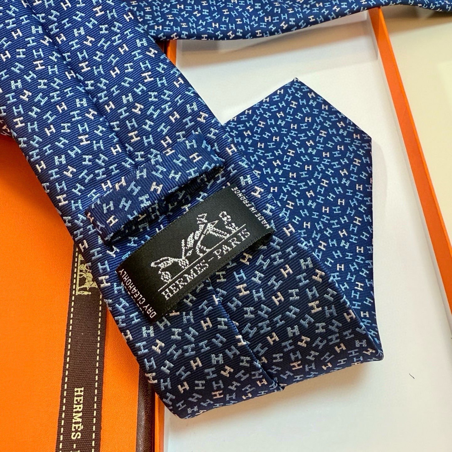 🌾男士新款领带系列【H彩色字母领带】👔👔，稀有H家每年都有一千条不同印花的领带面世，从最初的多以几何图案