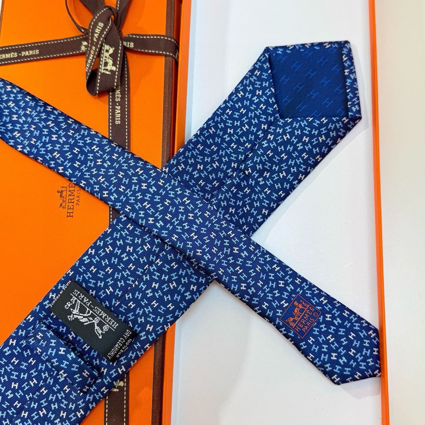 🌾男士新款领带系列【H彩色字母领带】👔👔，稀有H家每年都有一千条不同印花的领带面世，从最初的多以几何图案