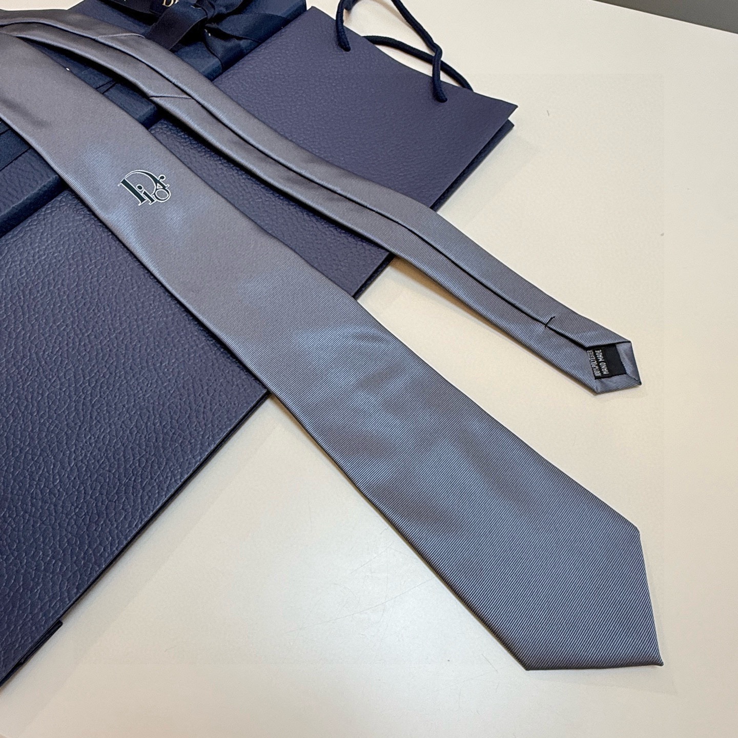 🌾爆款到👏👏新款迪奥领带 👔👔Dior男士稀有😻😻展现精湛手工与时尚优雅的理想选择，这款采用DO家最经典