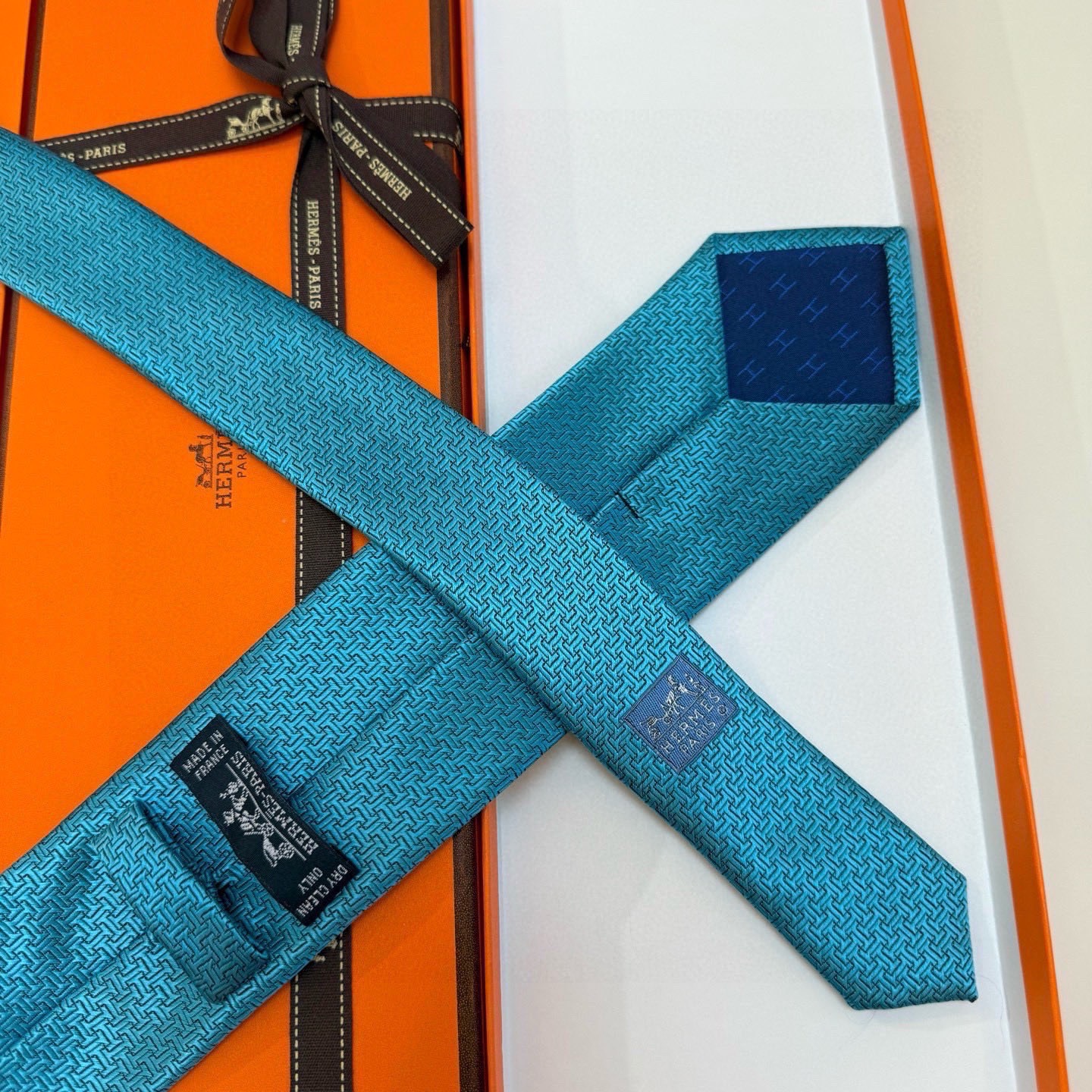 P🌾新款爱马仕领带，官方同步Unie Fer a Cheval领带 👔👔，稀有H家每年都有一千条不同印花