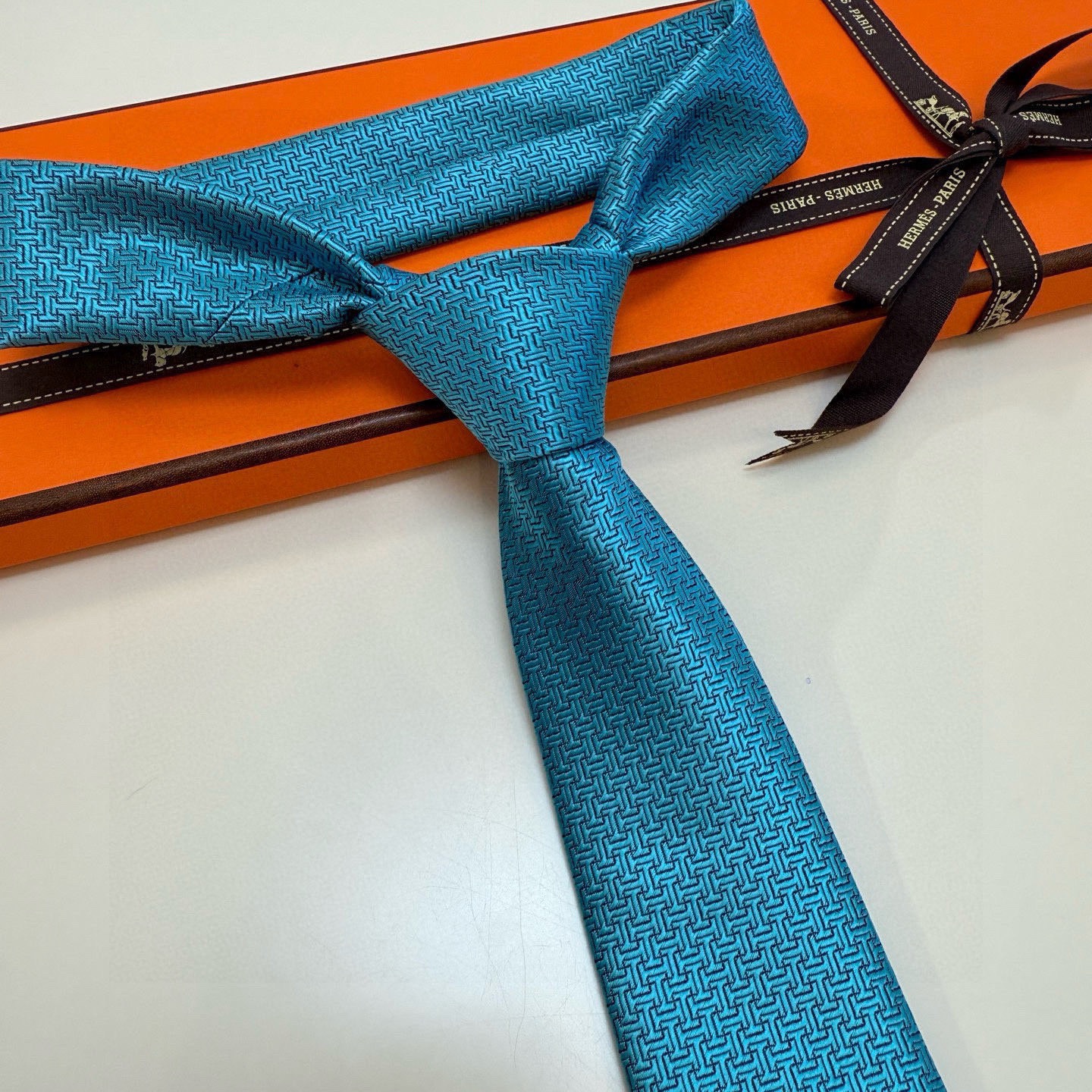 P🌾新款爱马仕领带，官方同步Unie Fer a Cheval领带 👔👔，稀有H家每年都有一千条不同印花