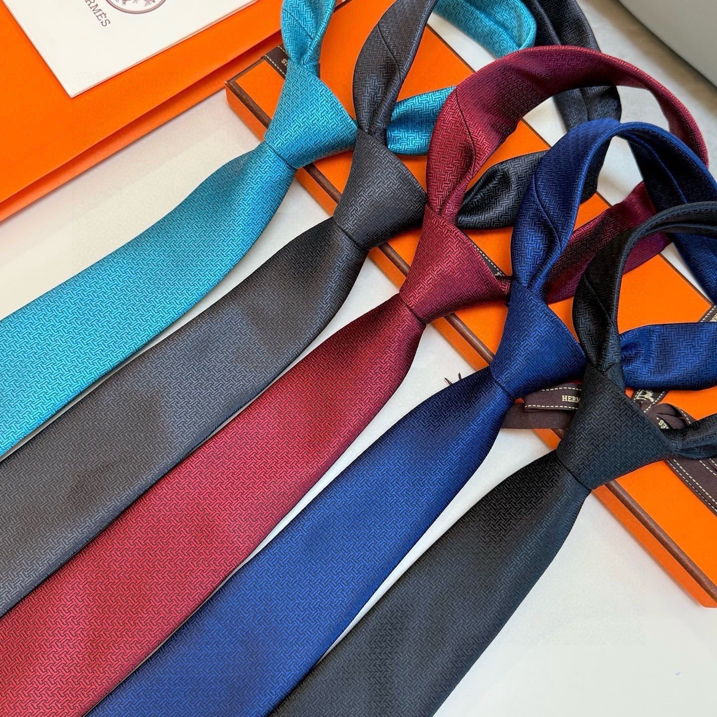 P🌾新款爱马仕领带，官方同步Unie Fer a Cheval领带 👔👔，稀有H家每年都有一千条不同印花