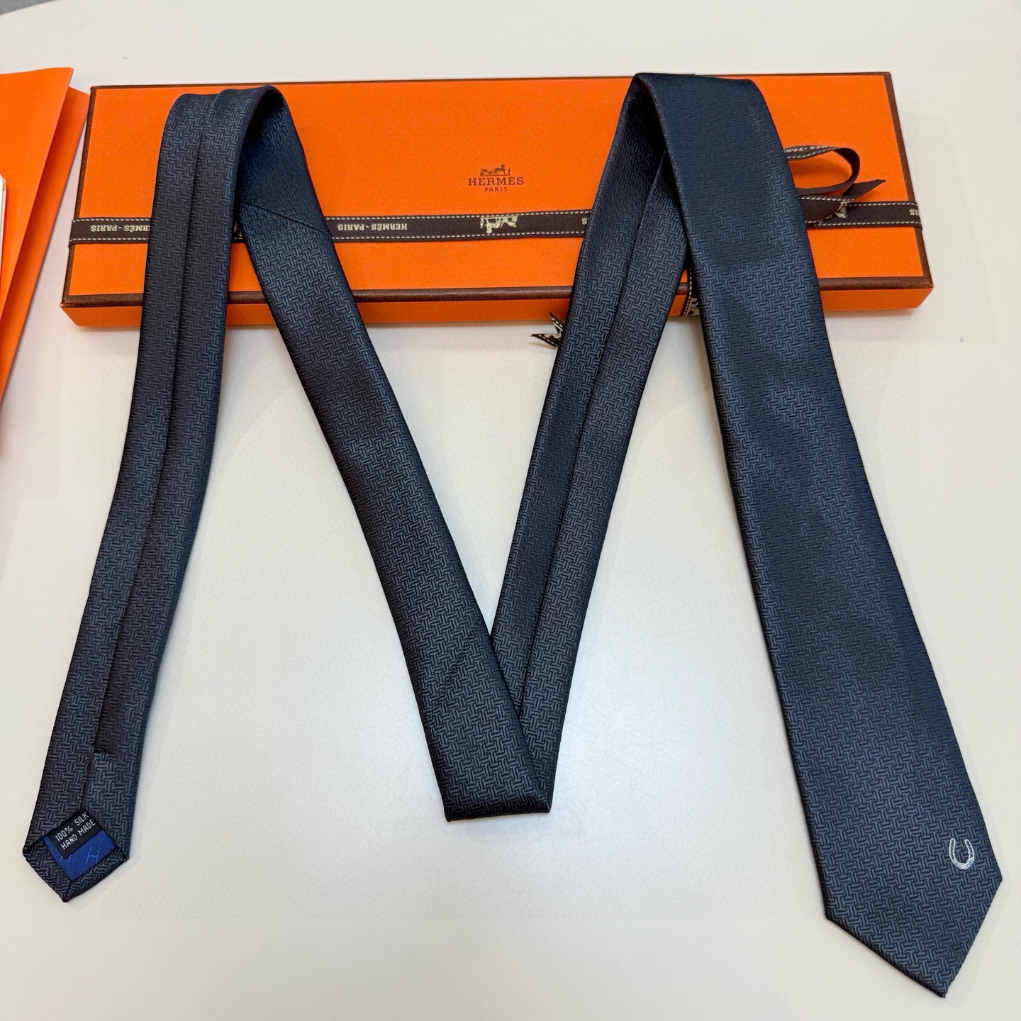 P🌾新款爱马仕领带，官方同步Unie Fer a Cheval领带 👔👔，稀有H家每年都有一千条不同印花