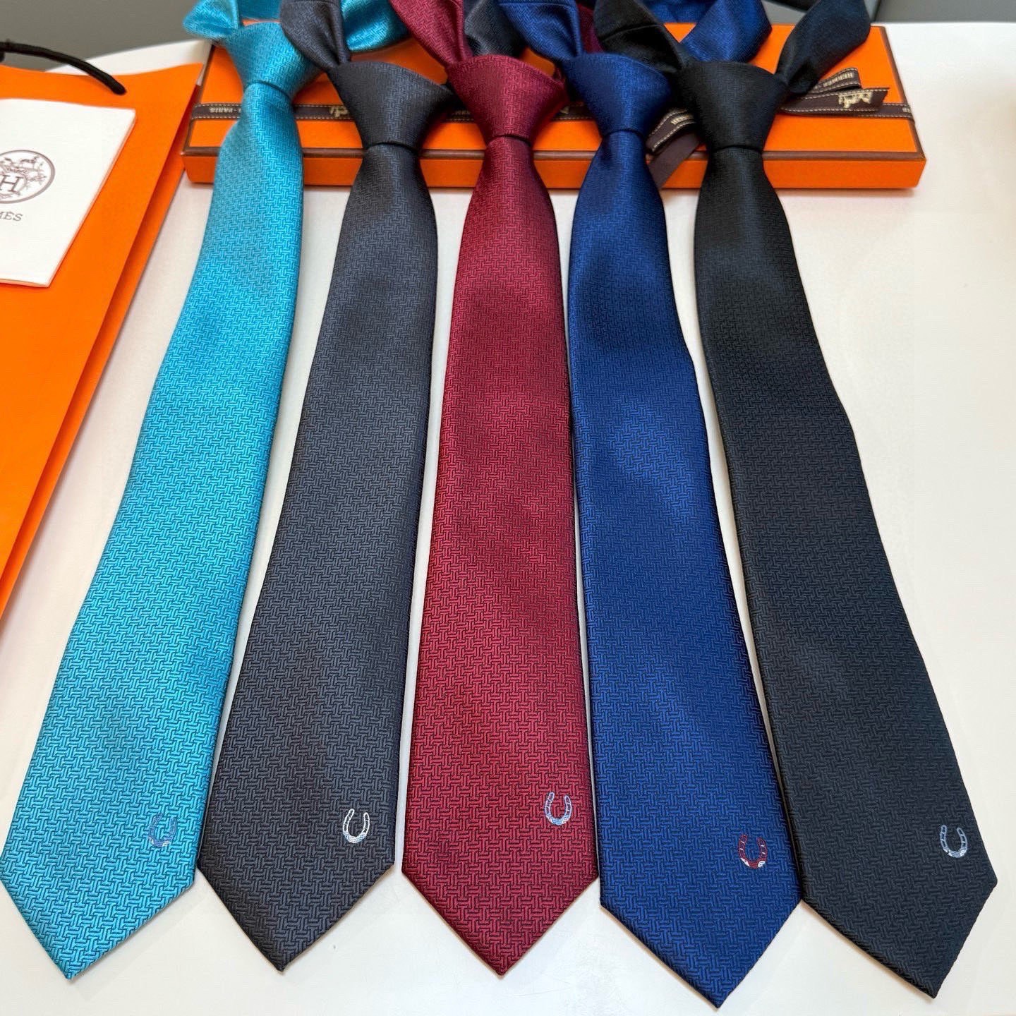 P🌾新款爱马仕领带，官方同步Unie Fer a Cheval领带 👔👔，稀有H家每年都有一千条不同印花