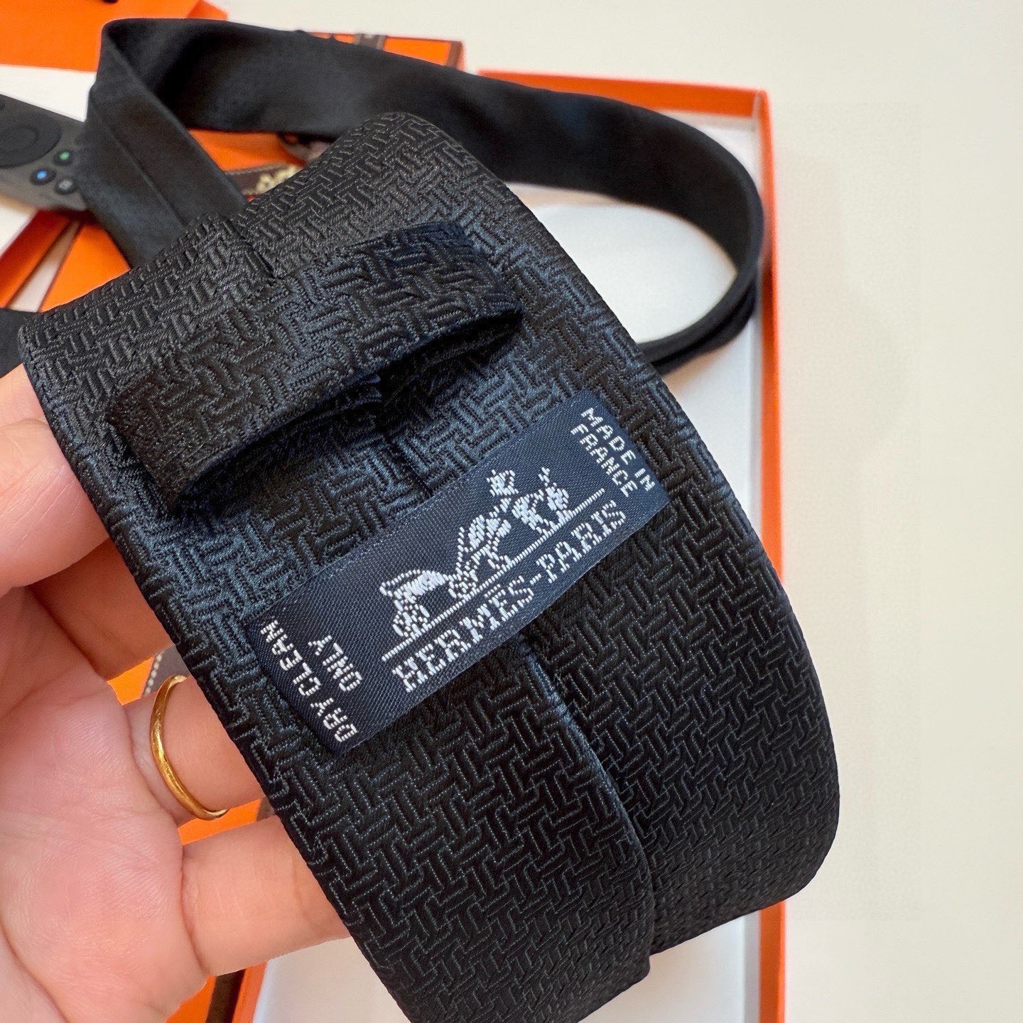 P🌾新款爱马仕领带，官方同步Unie Fer a Cheval领带 👔👔，稀有H家每年都有一千条不同印花