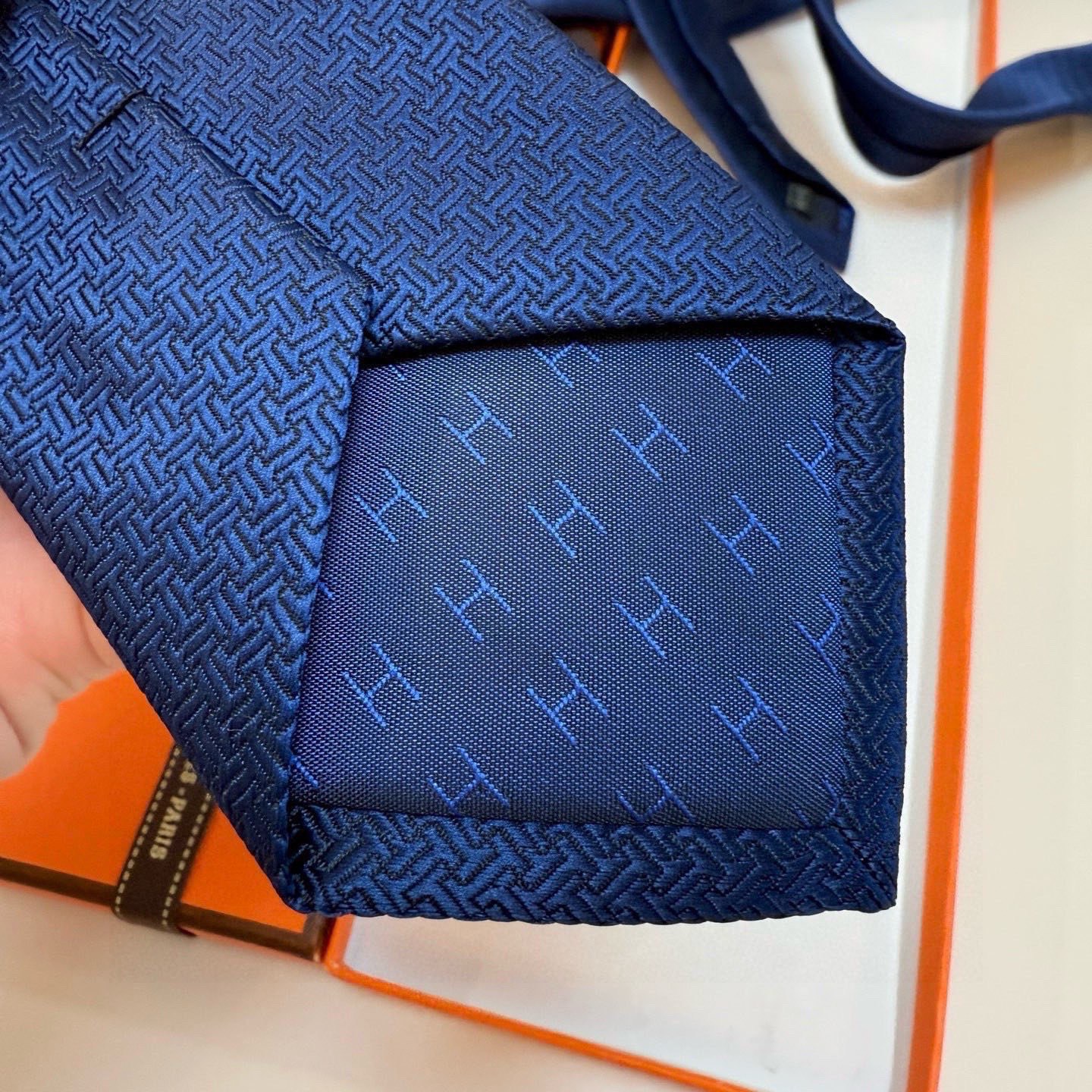 P🌾新款爱马仕领带，官方同步Unie Fer a Cheval领带 👔👔，稀有H家每年都有一千条不同印花