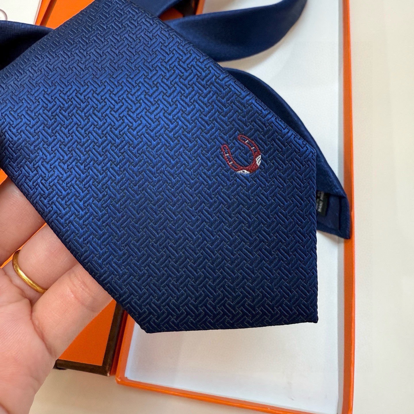 P🌾新款爱马仕领带，官方同步Unie Fer a Cheval领带 👔👔，稀有H家每年都有一千条不同印花