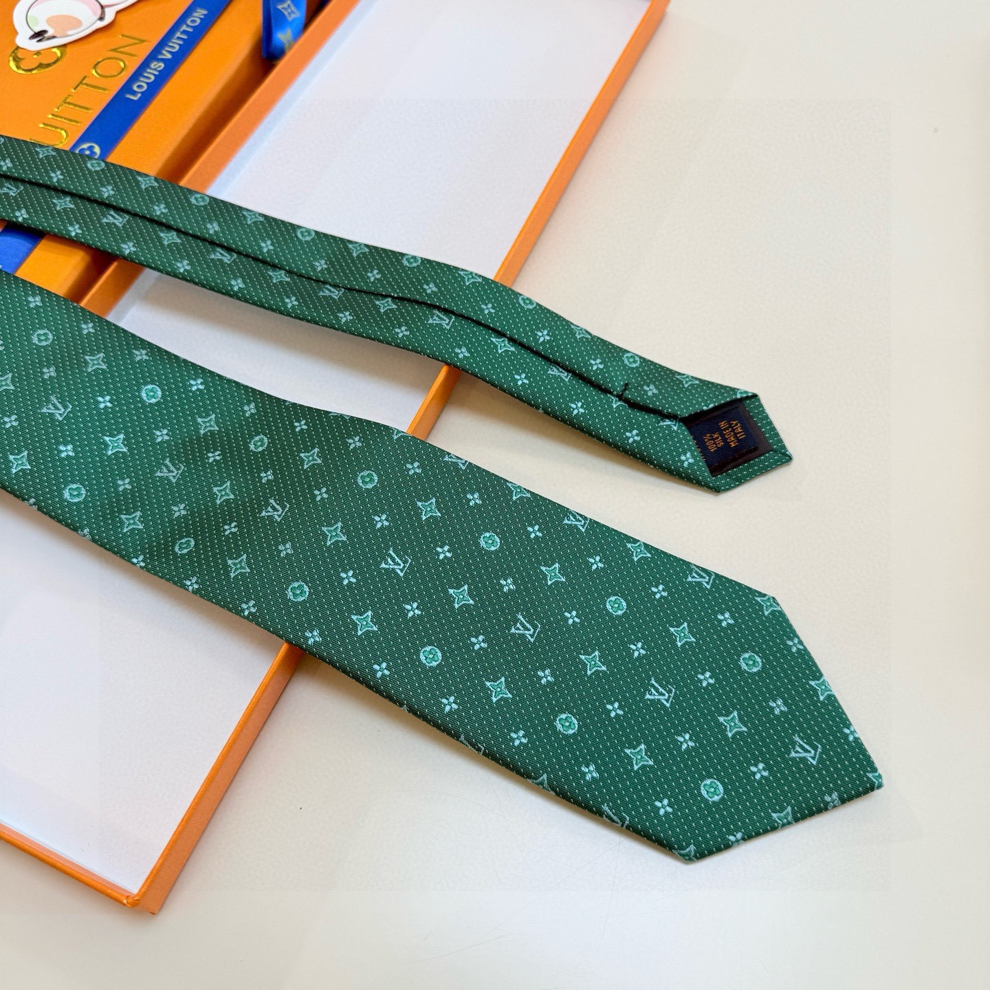 🌾LV男士领带系列【L老花字母提花领带】👔👔，稀有😻😻展现精湛手工与时尚优雅的理想选择，这款领带将标志性
