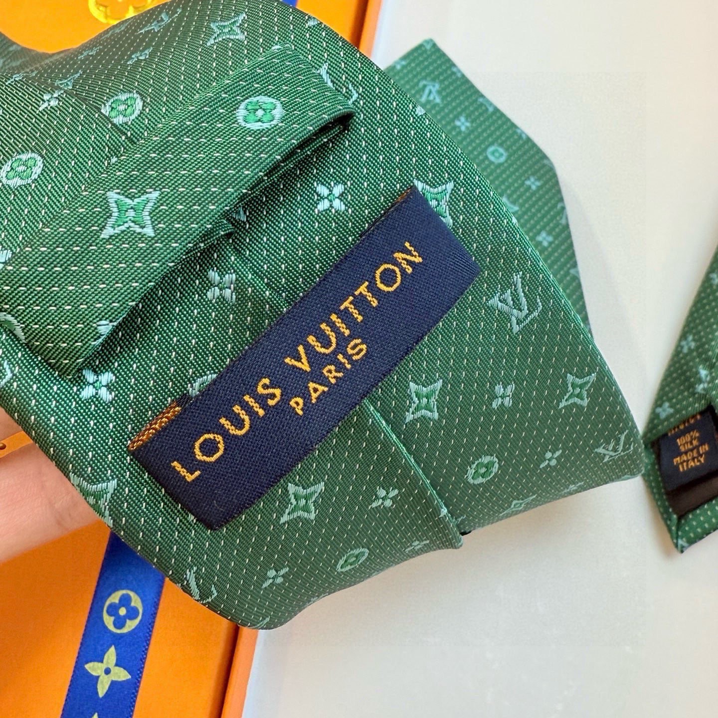 🌾LV男士领带系列【L老花字母提花领带】👔👔，稀有😻😻展现精湛手工与时尚优雅的理想选择，这款领带将标志性