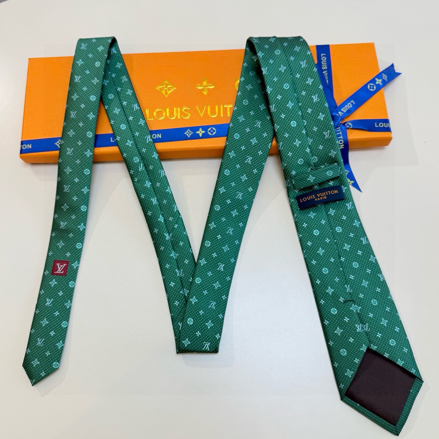 🌾LV男士领带系列【L老花字母提花领带】👔👔，稀有😻😻展现精湛手工与时尚优雅的理想选择，这款领带将标志性