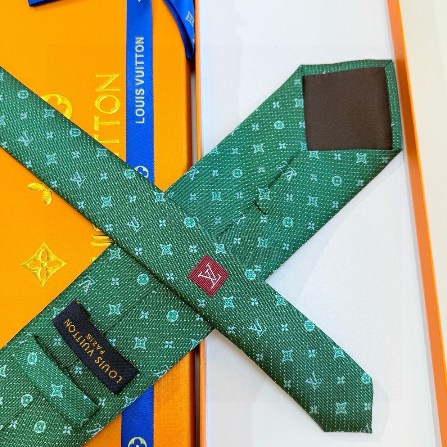 🌾LV男士领带系列【L老花字母提花领带】👔👔，稀有😻😻展现精湛手工与时尚优雅的理想选择，这款领带将标志性