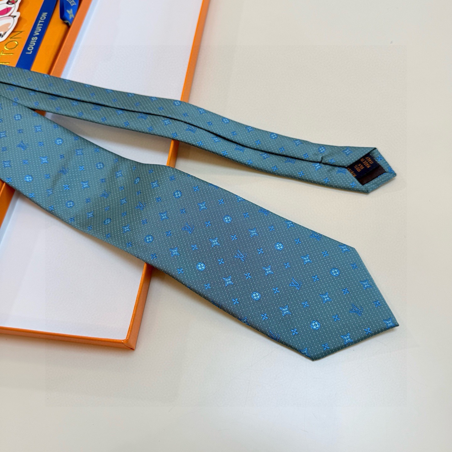 🌾LV男士领带系列【L老花字母提花领带】👔👔，稀有😻😻展现精湛手工与时尚优雅的理想选择，这款领带将标志性