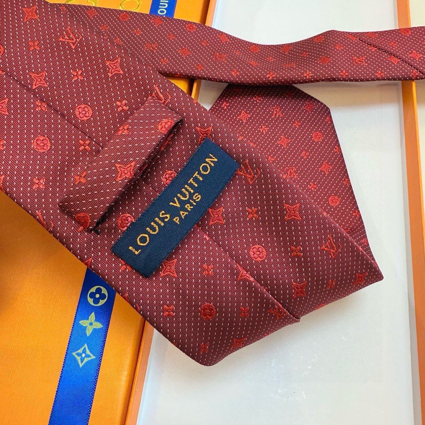 🌾LV男士领带系列【L老花字母提花领带】👔👔，稀有😻😻展现精湛手工与时尚优雅的理想选择，这款领带将标志性