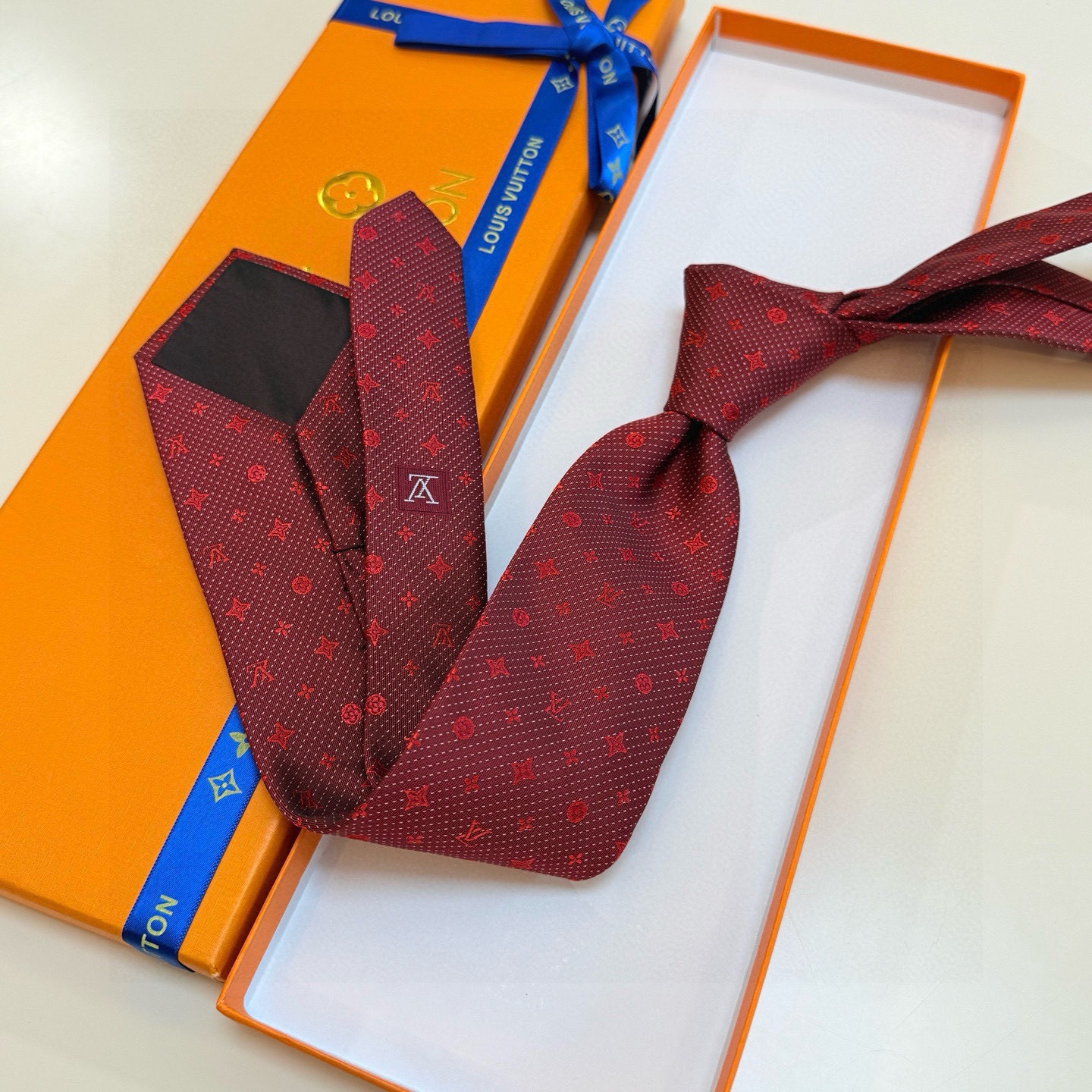 🌾LV男士领带系列【L老花字母提花领带】👔👔，稀有😻😻展现精湛手工与时尚优雅的理想选择，这款领带将标志性