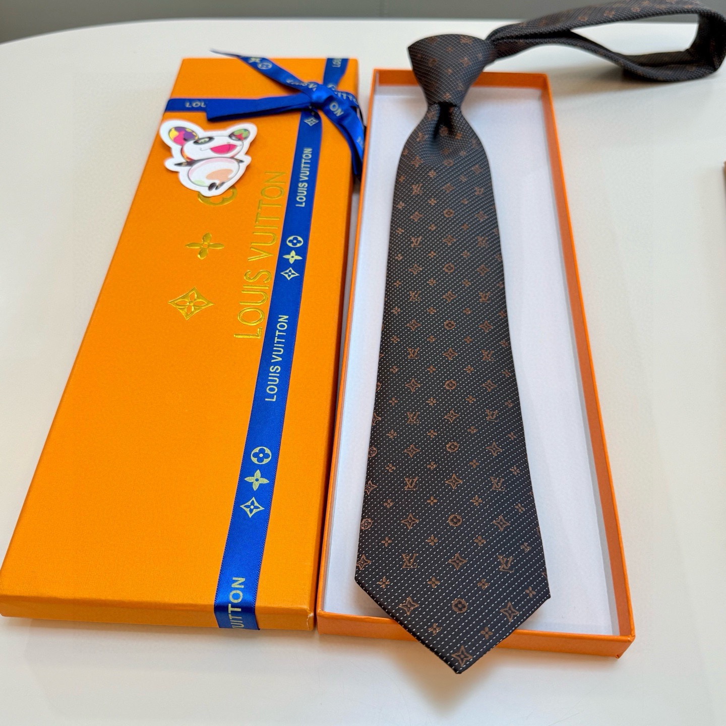 🌾LV男士领带系列【L老花字母提花领带】👔👔，稀有😻😻展现精湛手工与时尚优雅的理想选择，这款领带将标志性