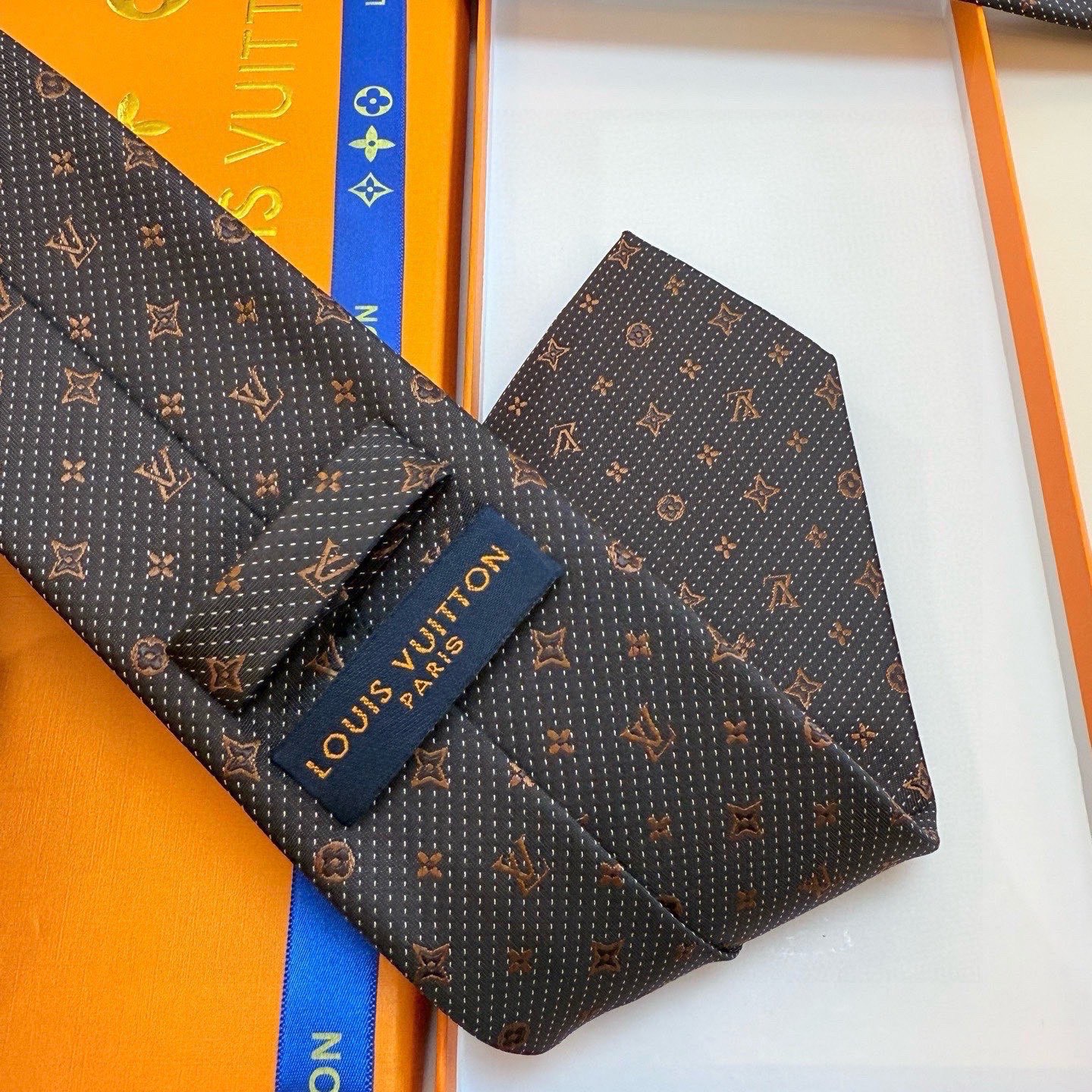 🌾LV男士领带系列【L老花字母提花领带】👔👔，稀有😻😻展现精湛手工与时尚优雅的理想选择，这款领带将标志性