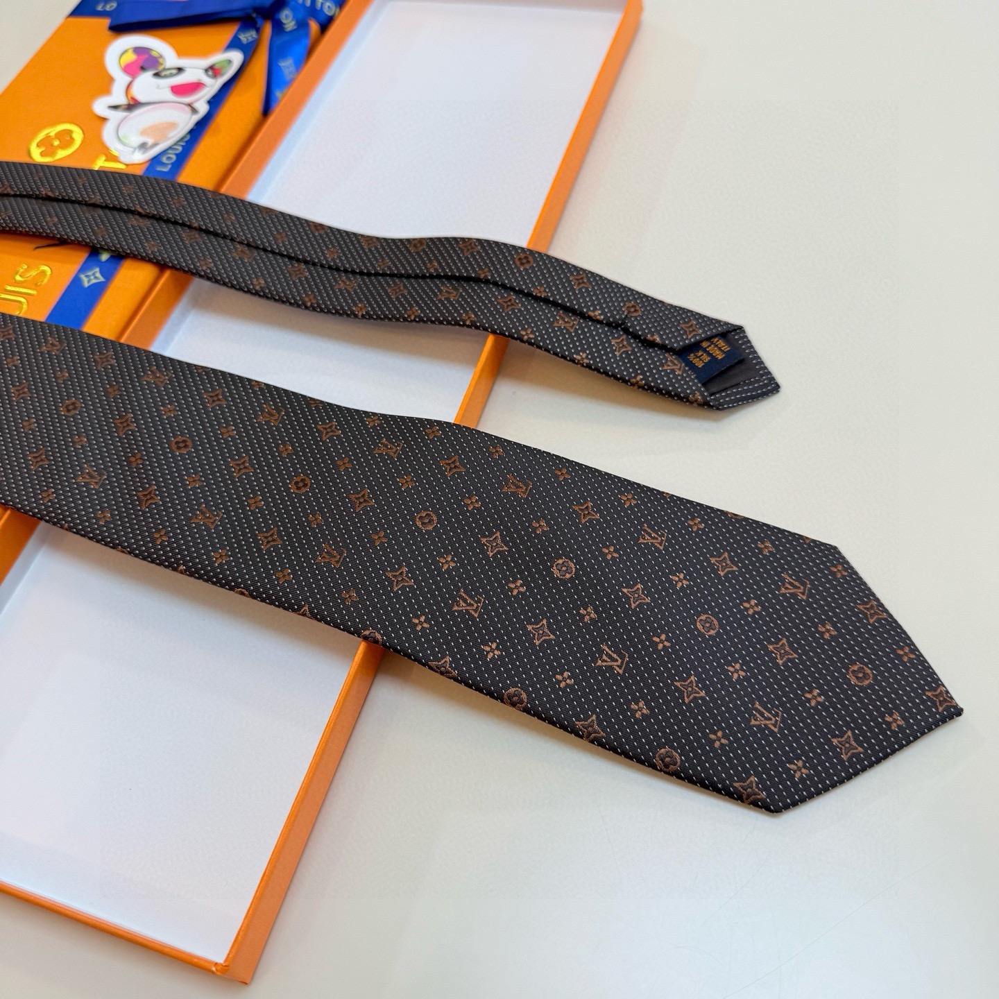 🌾LV男士领带系列【L老花字母提花领带】👔👔，稀有😻😻展现精湛手工与时尚优雅的理想选择，这款领带将标志性