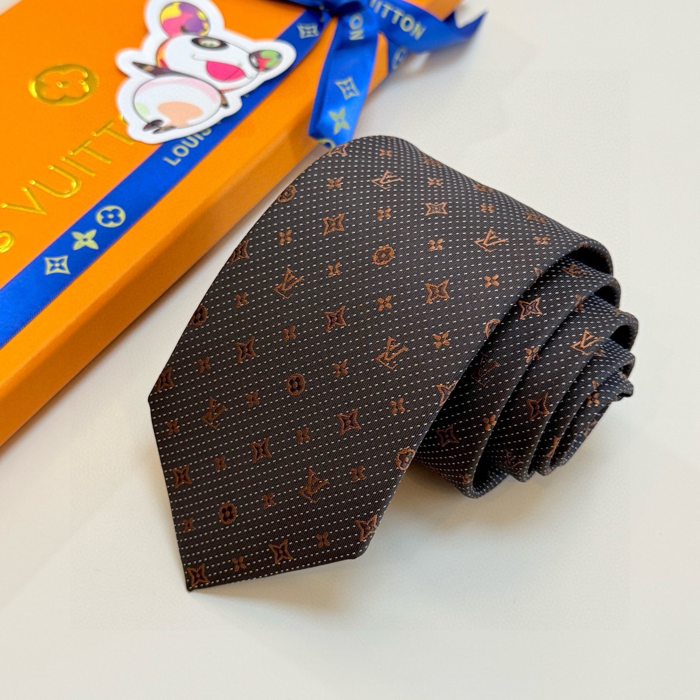 🌾LV男士领带系列【L老花字母提花领带】👔👔，稀有😻😻展现精湛手工与时尚优雅的理想选择，这款领带将标志性