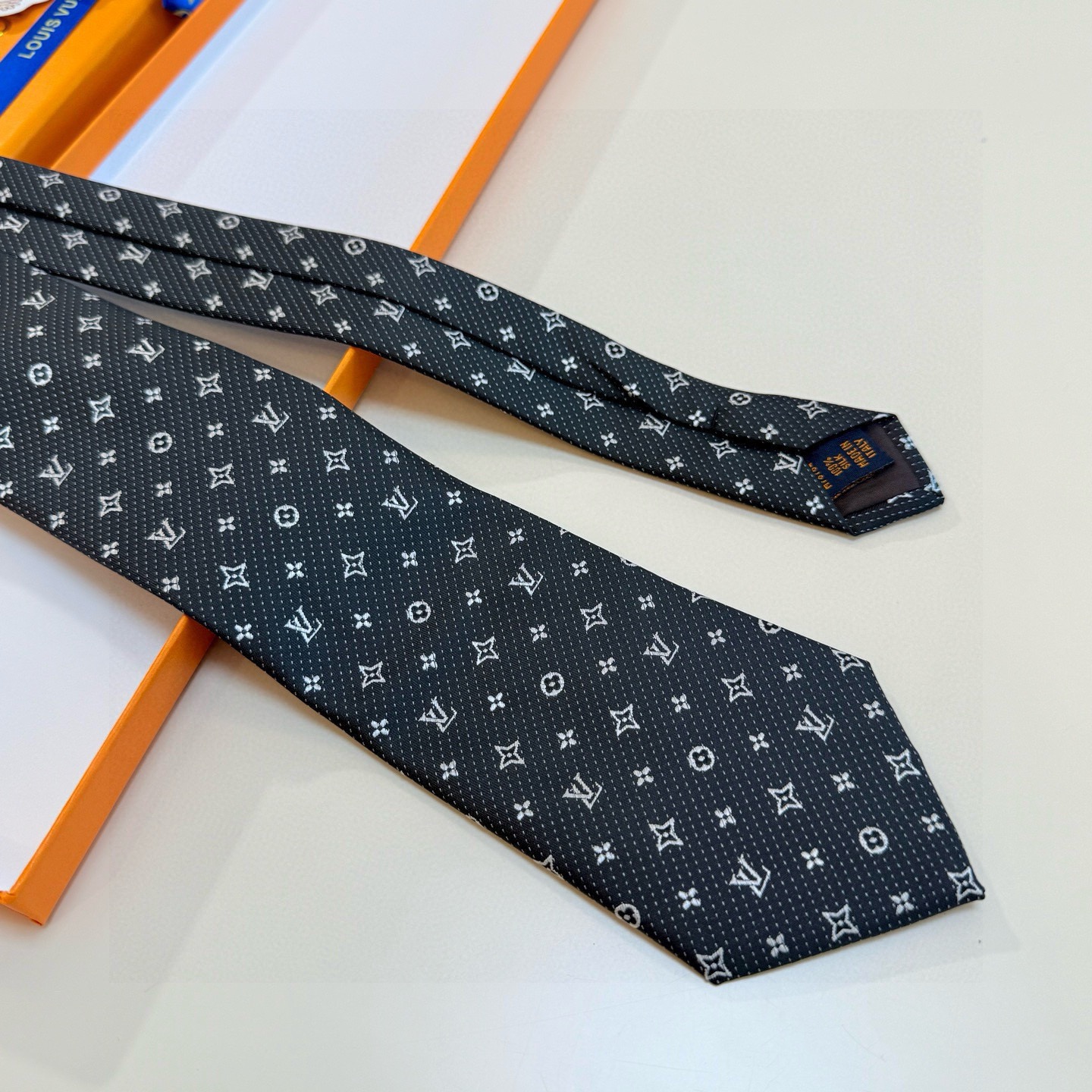 🌾LV男士领带系列【L老花字母提花领带】👔👔，稀有😻😻展现精湛手工与时尚优雅的理想选择，这款领带将标志性