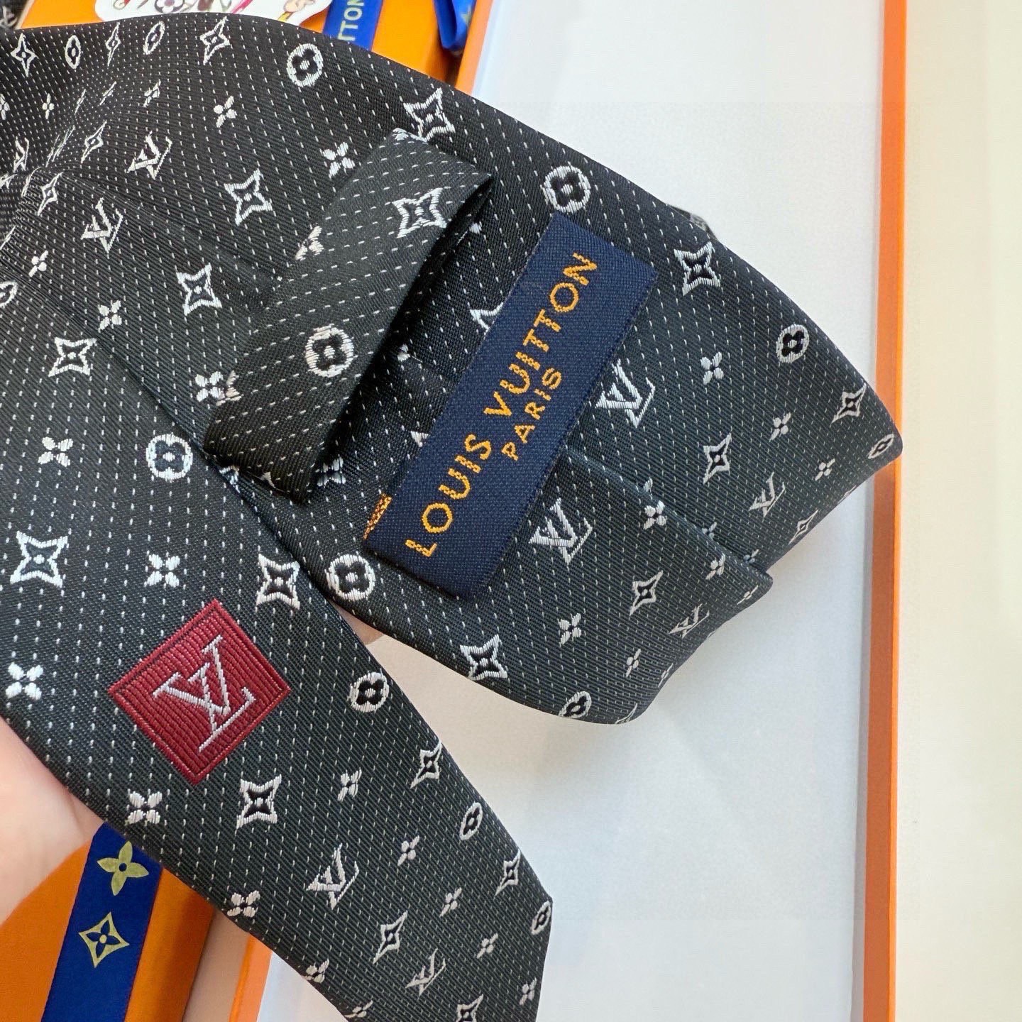 🌾LV男士领带系列【L老花字母提花领带】👔👔，稀有😻😻展现精湛手工与时尚优雅的理想选择，这款领带将标志性
