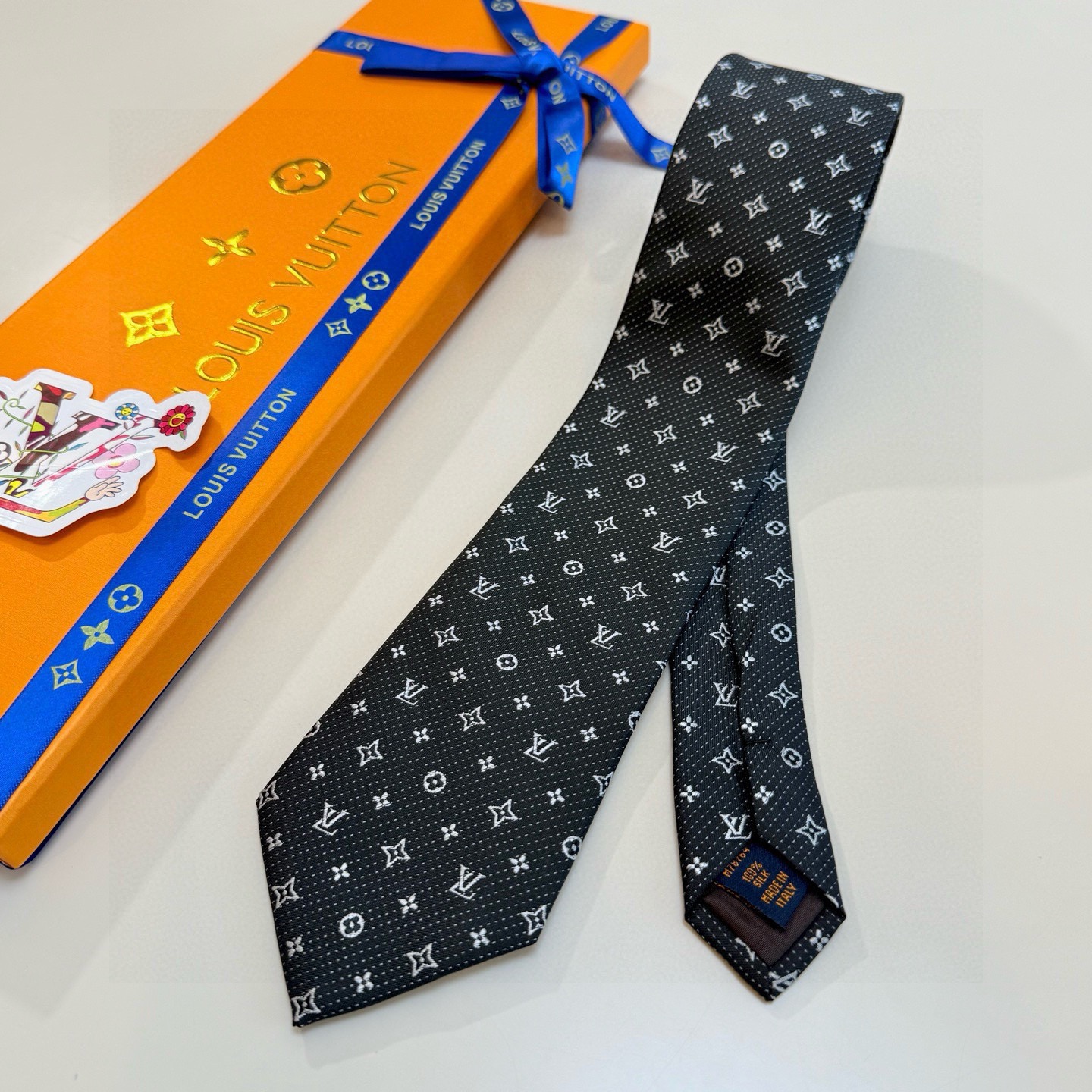 🌾LV男士领带系列【L老花字母提花领带】👔👔，稀有😻😻展现精湛手工与时尚优雅的理想选择，这款领带将标志性