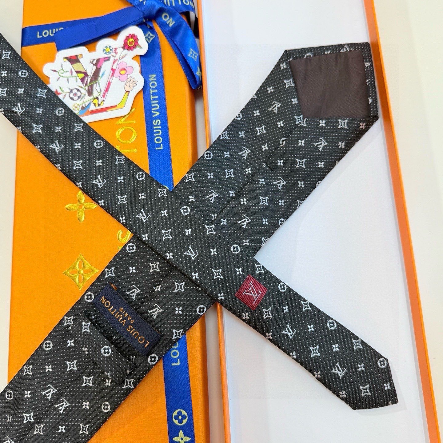 🌾LV男士领带系列【L老花字母提花领带】👔👔，稀有😻😻展现精湛手工与时尚优雅的理想选择，这款领带将标志性