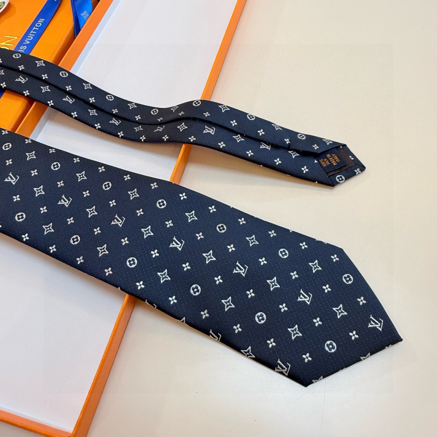 🌾LV男士领带系列【L老花字母提花领带】👔👔，稀有😻😻展现精湛手工与时尚优雅的理想选择，这款领带将标志性