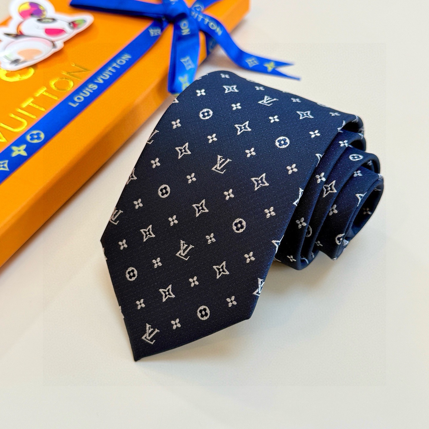 🌾LV男士领带系列【L老花字母提花领带】👔👔，稀有😻😻展现精湛手工与时尚优雅的理想选择，这款领带将标志性