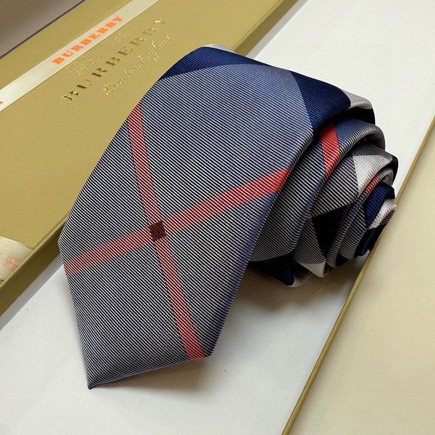 🌾巴宝莉专柜同步领带‼️巴宝莉稀有😻😻展现精湛手工与时尚优雅的理想选择，这款采用B家最具标志性的Vint