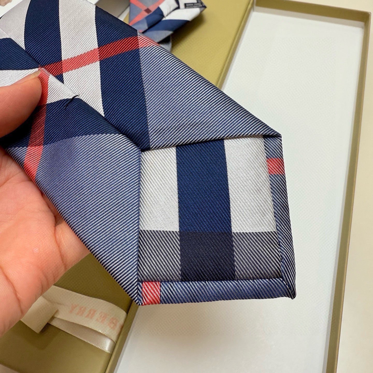 🌾巴宝莉专柜同步领带‼️巴宝莉稀有😻😻展现精湛手工与时尚优雅的理想选择，这款采用B家最具标志性的Vint