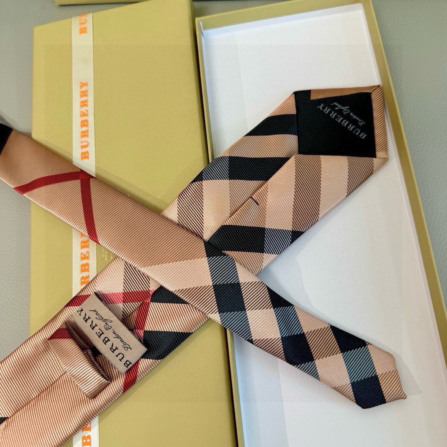 🌾巴宝莉专柜同步领带‼️巴宝莉稀有😻😻展现精湛手工与时尚优雅的理想选择，这款采用B家最具标志性的Vint